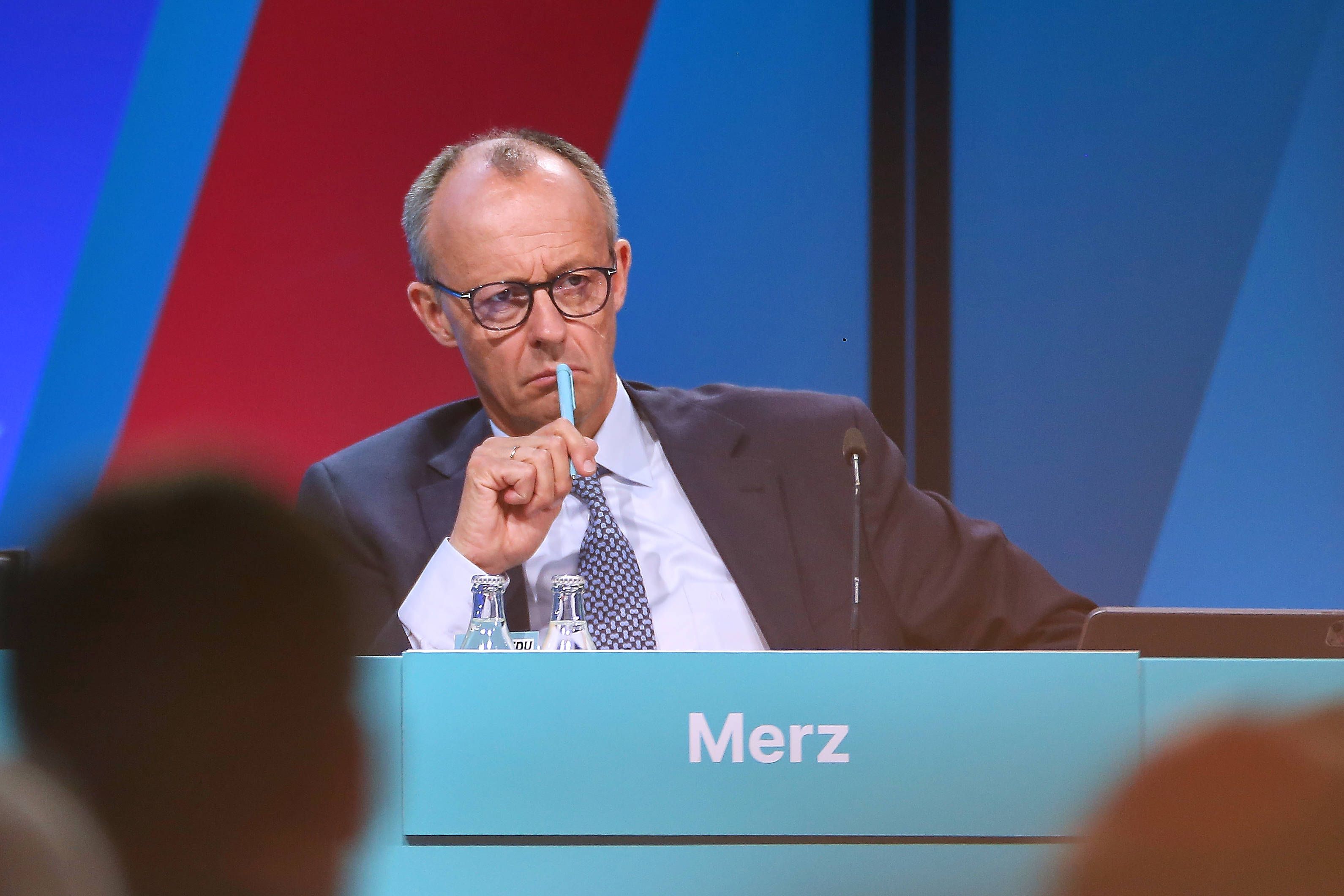 Schwierige Lage für CDU-Chef Friedrich Merz, seine Partei verliert Boden auf die AfD.