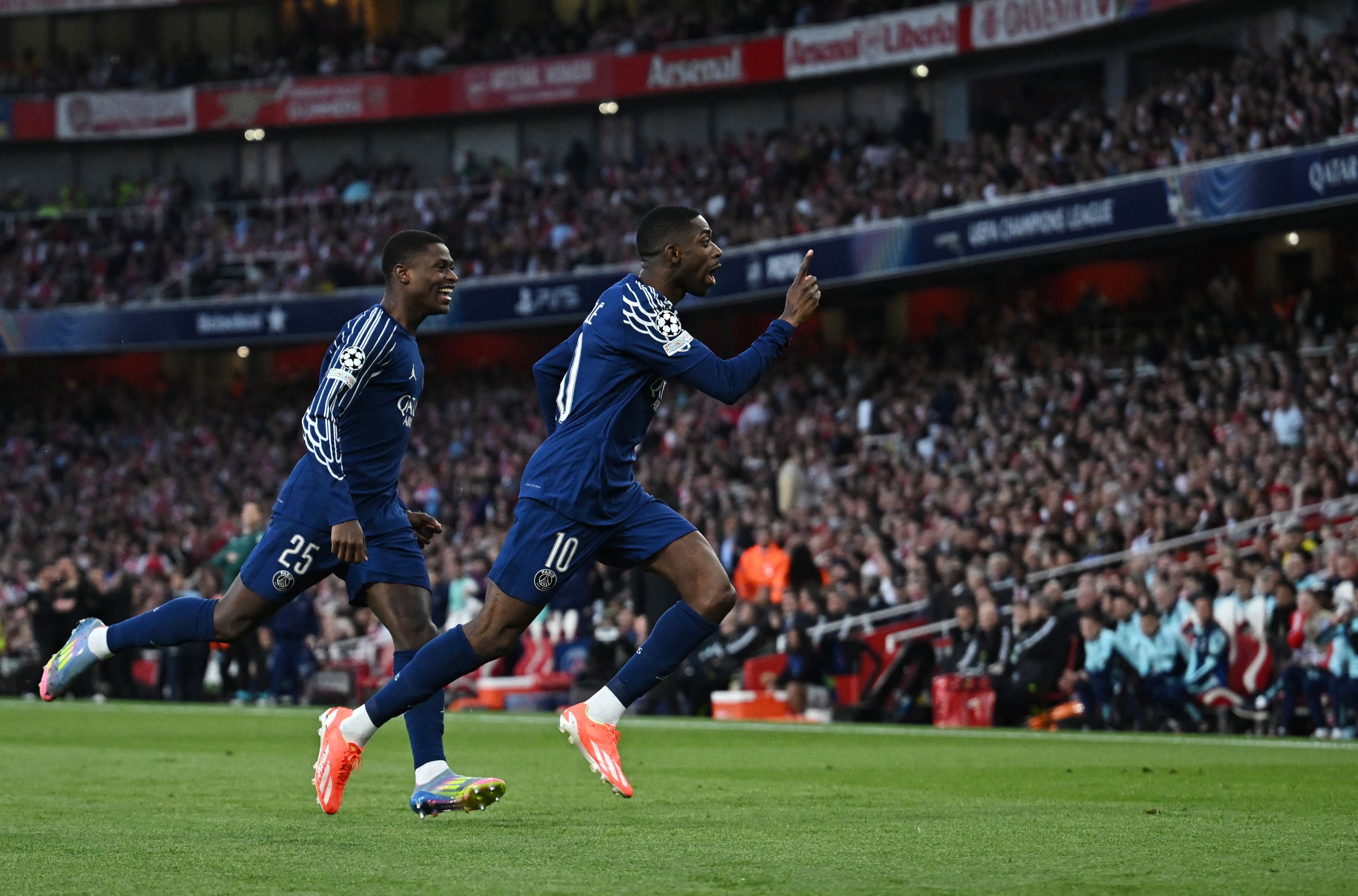 Ousmane Dembele bejubelt seinen Treffer. 