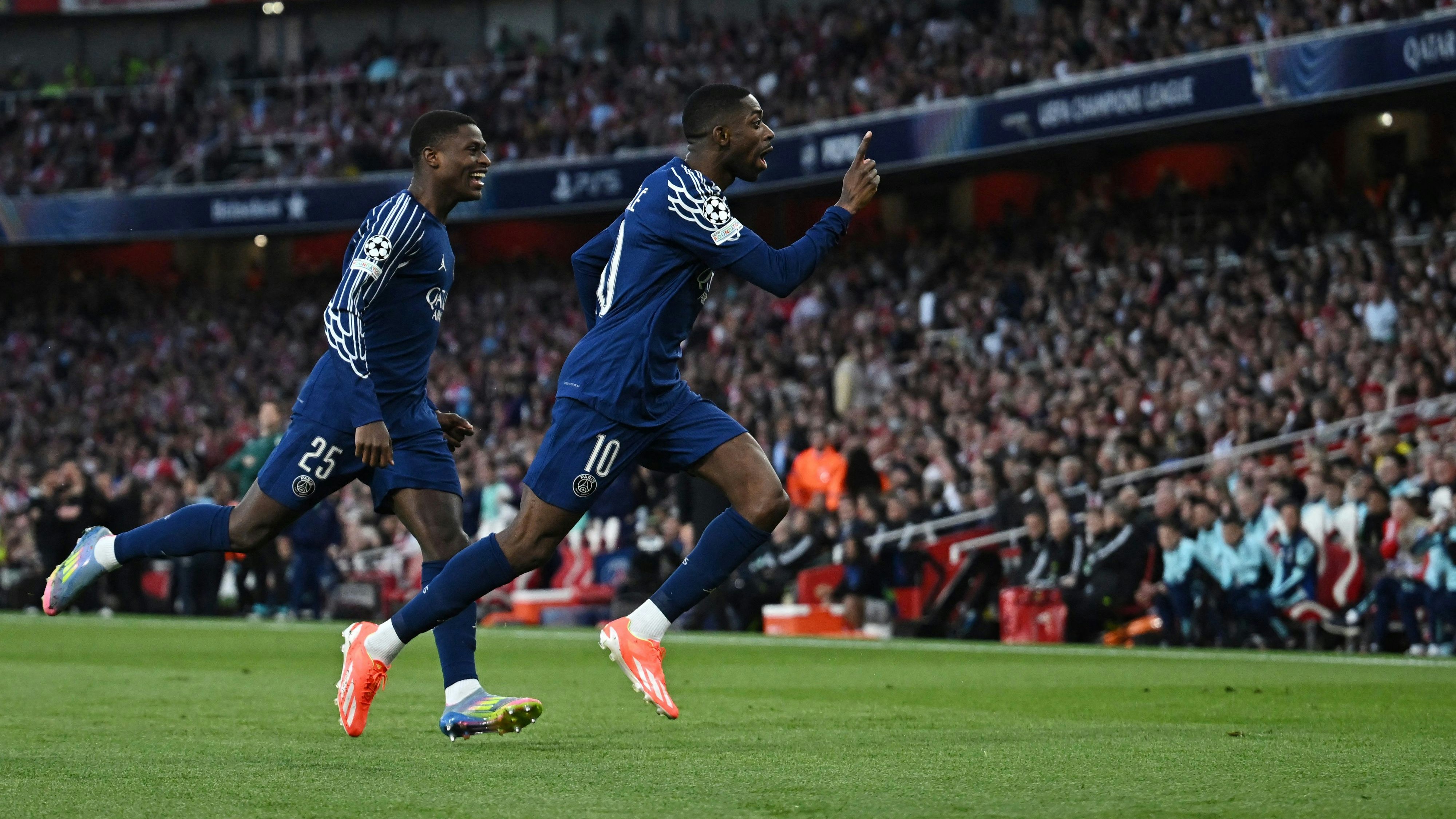 Ousmane Dembele bejubelt seinen Treffer. 