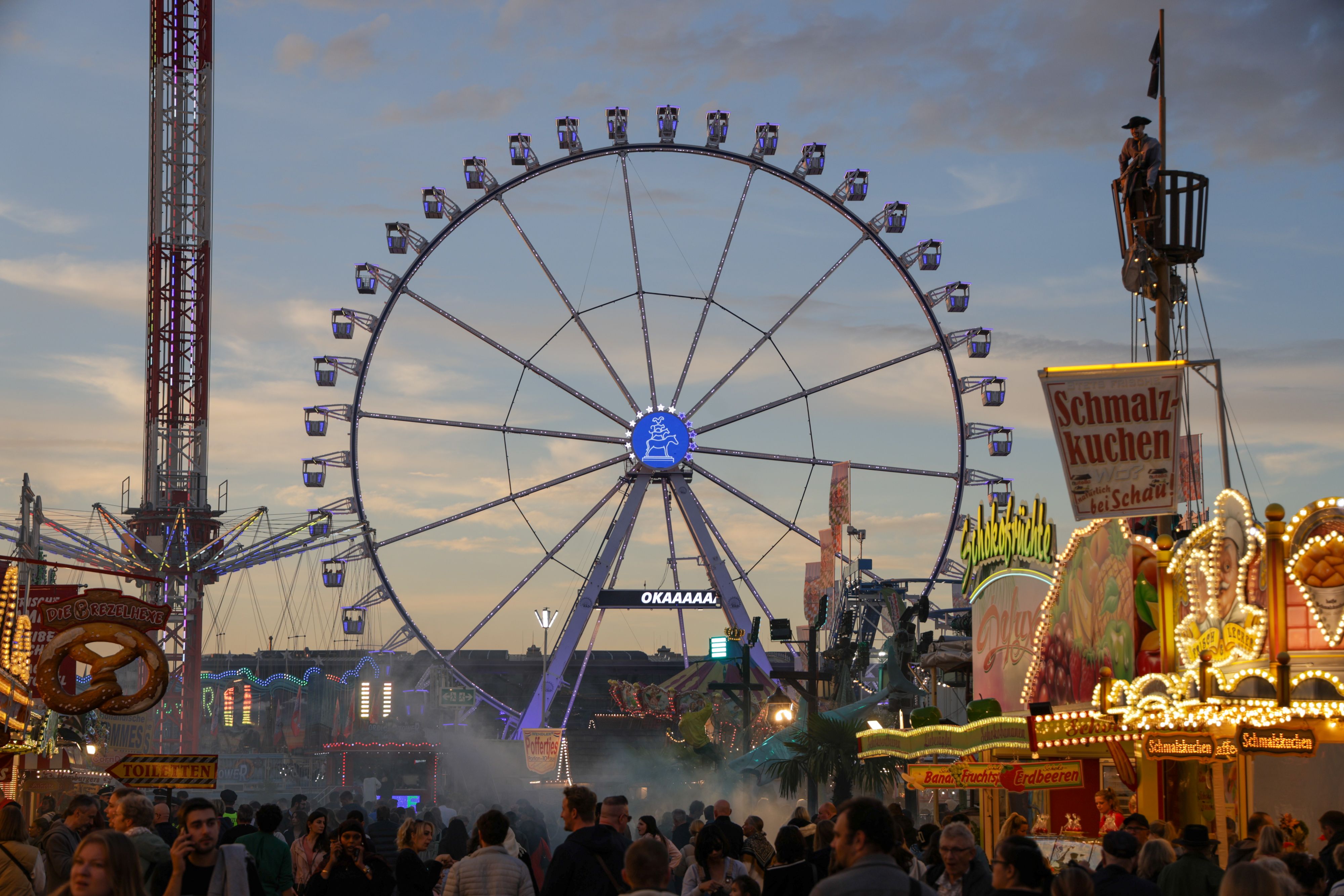 Blick auf ein Volksfest mit Riesenrad in Bremen, Archivbild.