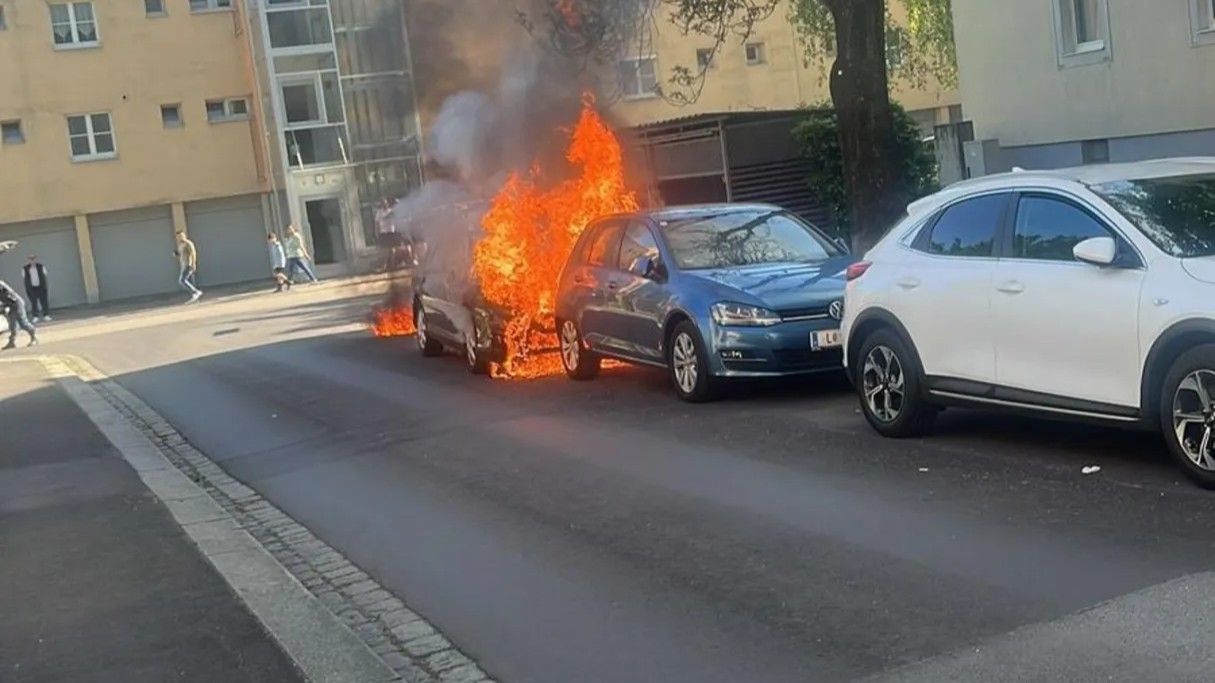 Das Auto des Linzers wurde ein Raub der Flammen.