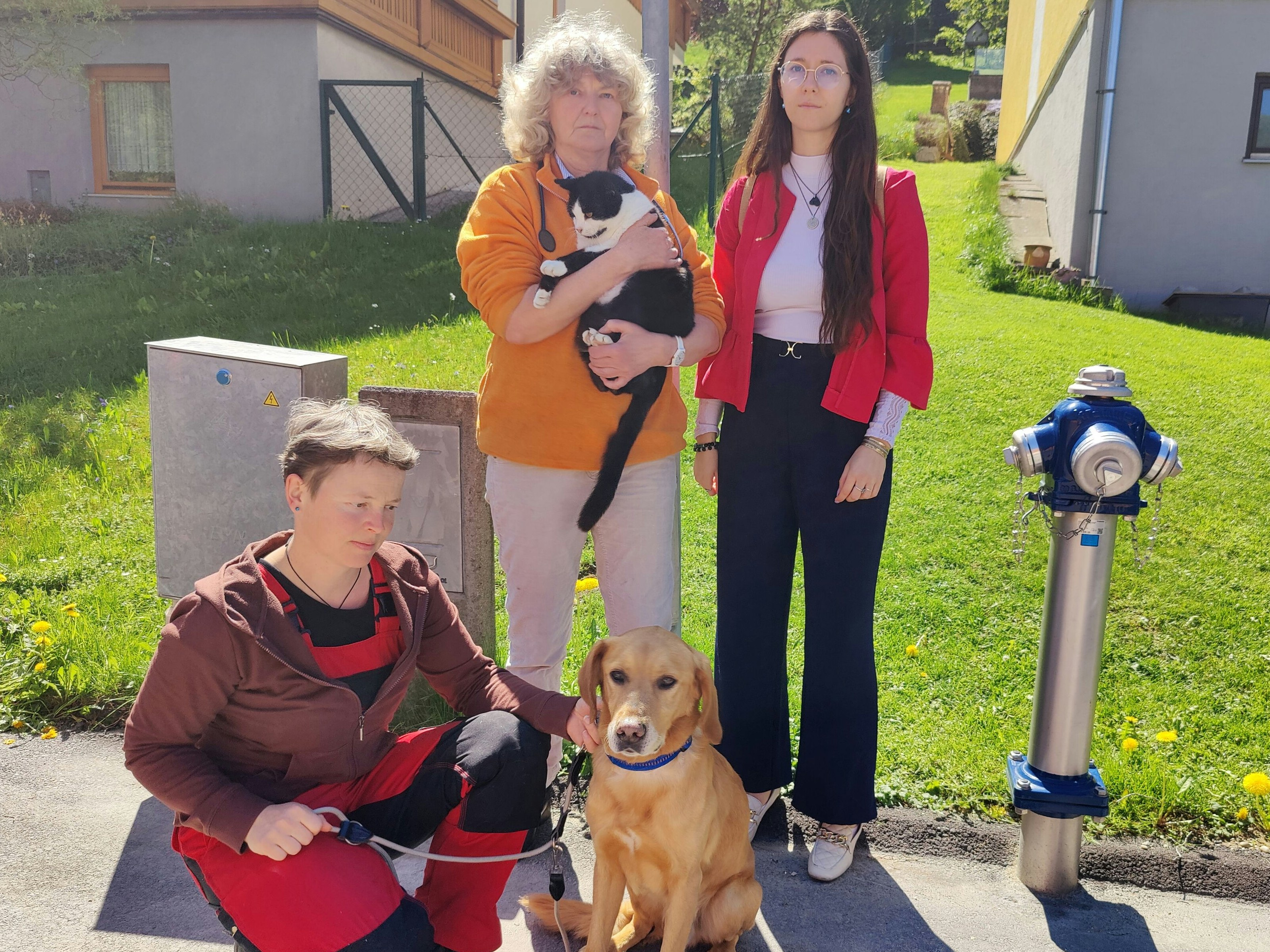 v.l.n.r.: Tierbesitzerin Erika Hörhan mit Hund Falco, Tierärztin Elisabeth Heymann und Janette Kolarzik von der Rechtsanwaltskanzlei Forsthuber.