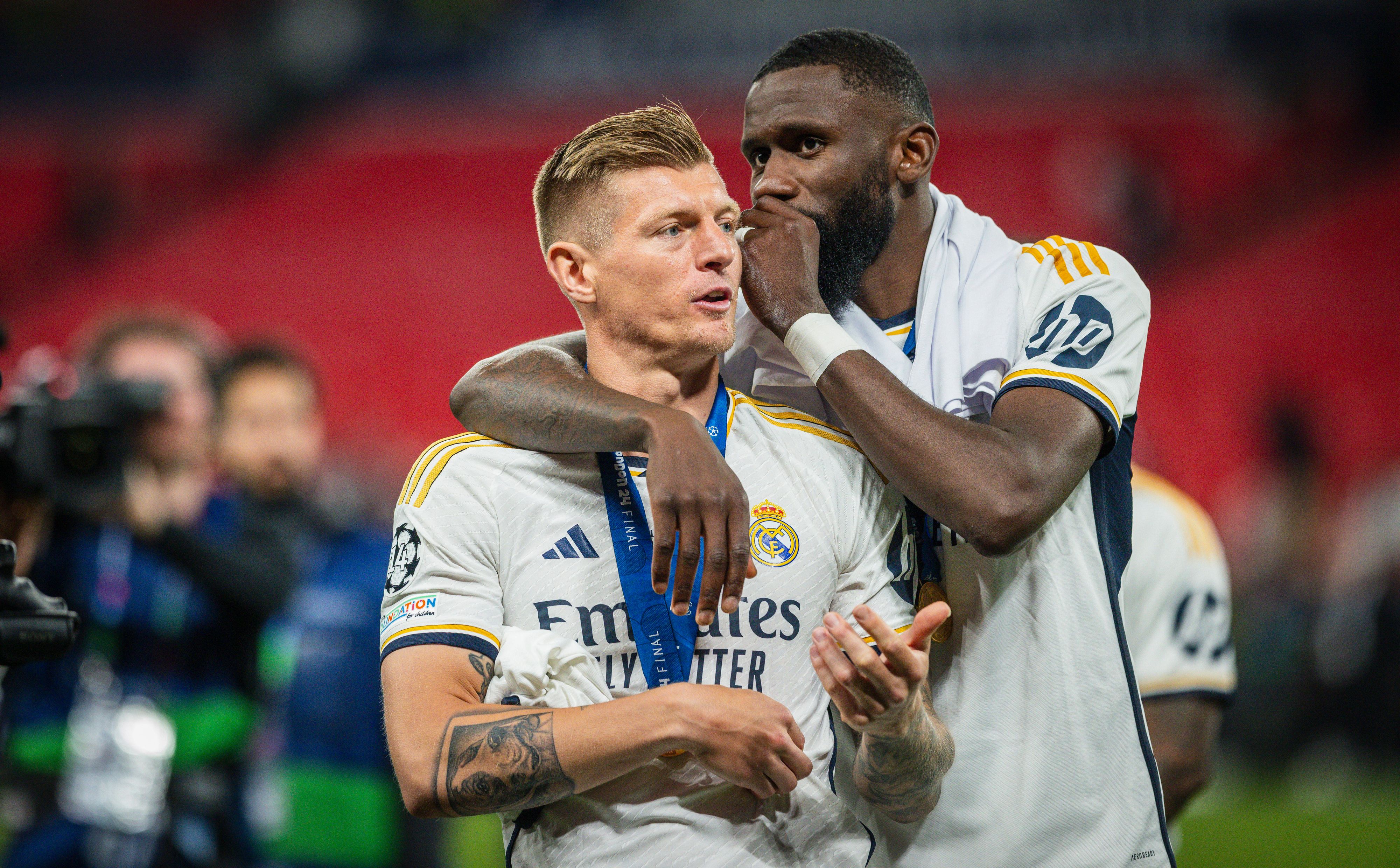 Toni Kroos verteidigt Antonio Rüdiger.
