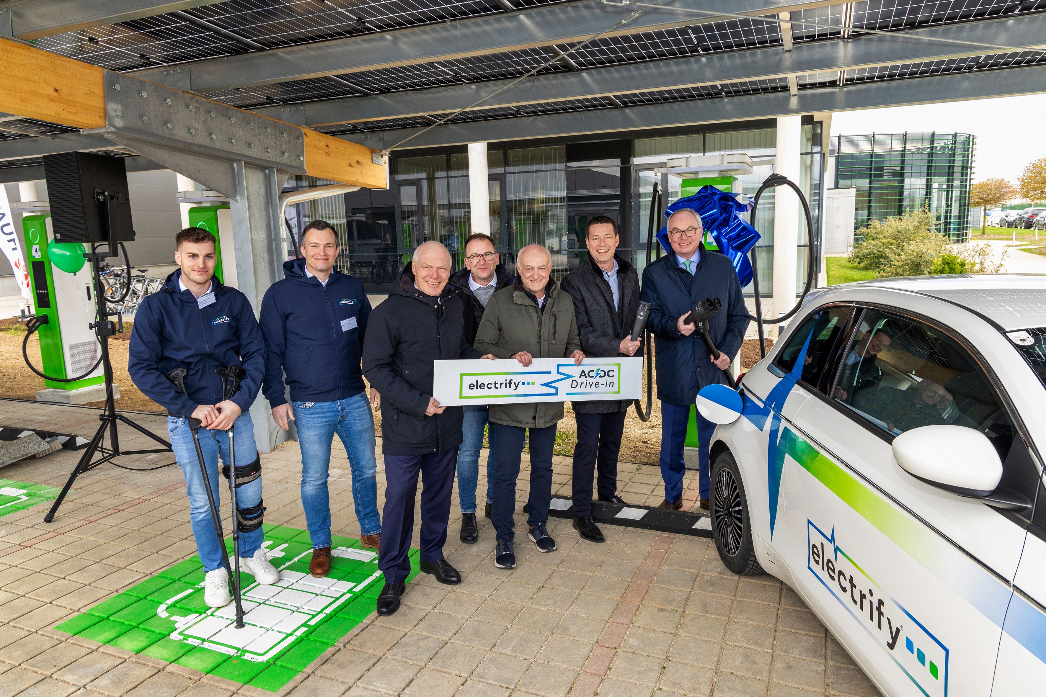 Große Freude bei der Eröffnung (v. li.): Maximilian Schütz (Bereichsleiter electrify), Florian Schütz (CEO electrify), Helmut Miernicki (GF ecoplus), Thomas Robitza (CTO electrify), Rudolf Schütz (Eigentümer electrify), Kurt Hackl (WKNÖ-Vize) und Stephan Pernkopf (LHStv.)