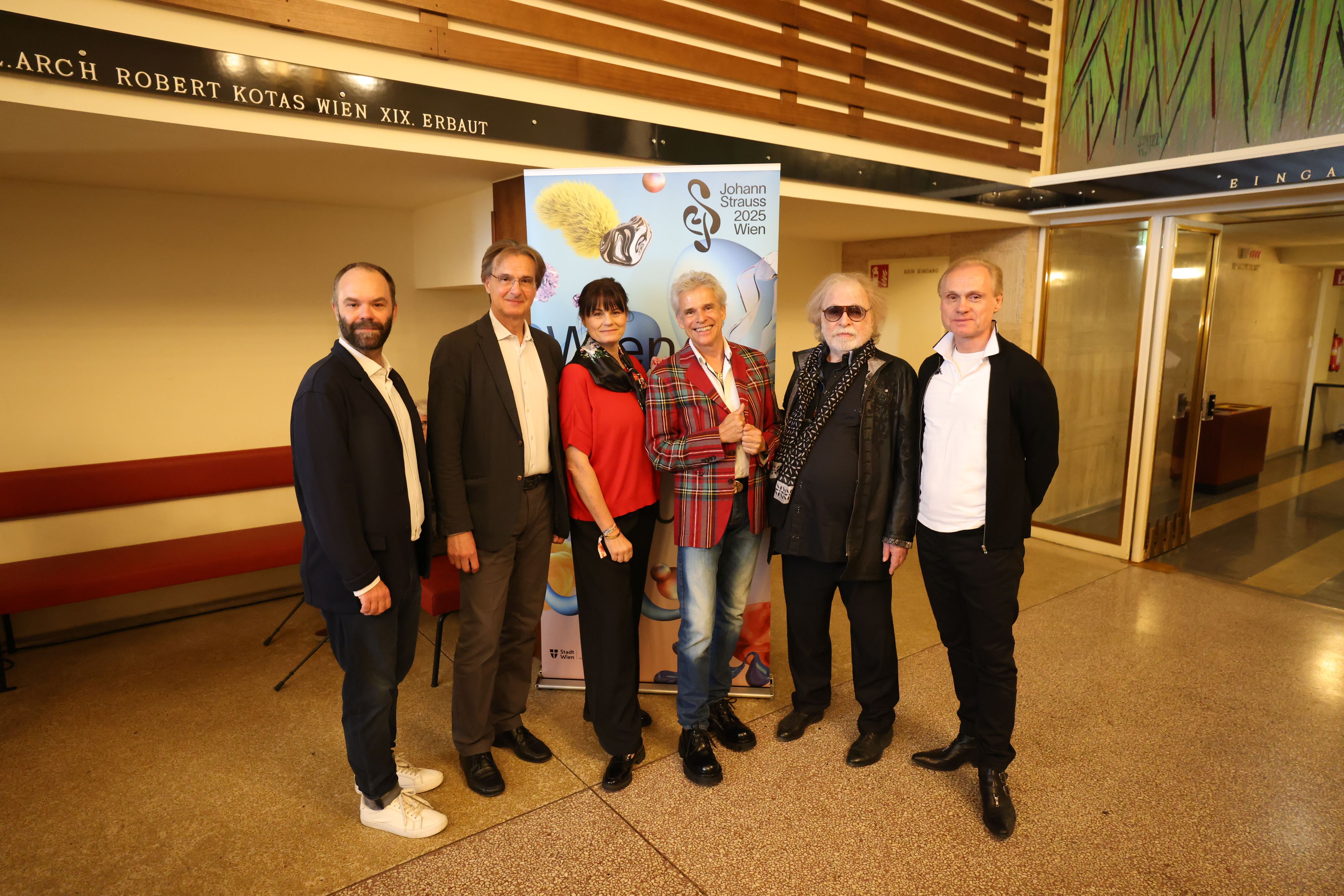 Regisseur Michael Schachermaier, Intendant Roland Geyer, Darstellerin Eva Maria Marold, Autor Thomas Brezina, Roncalli-Direktor Bernhard Paul und Musiker Johnny Bertl (v.l.).
