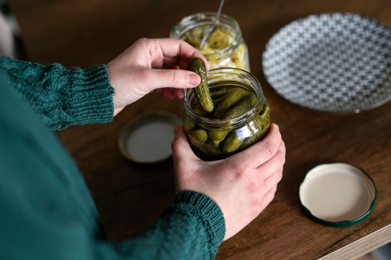 VKI empfiehlt Essiggurkerl und Konserven als Vorrat für Blackout.