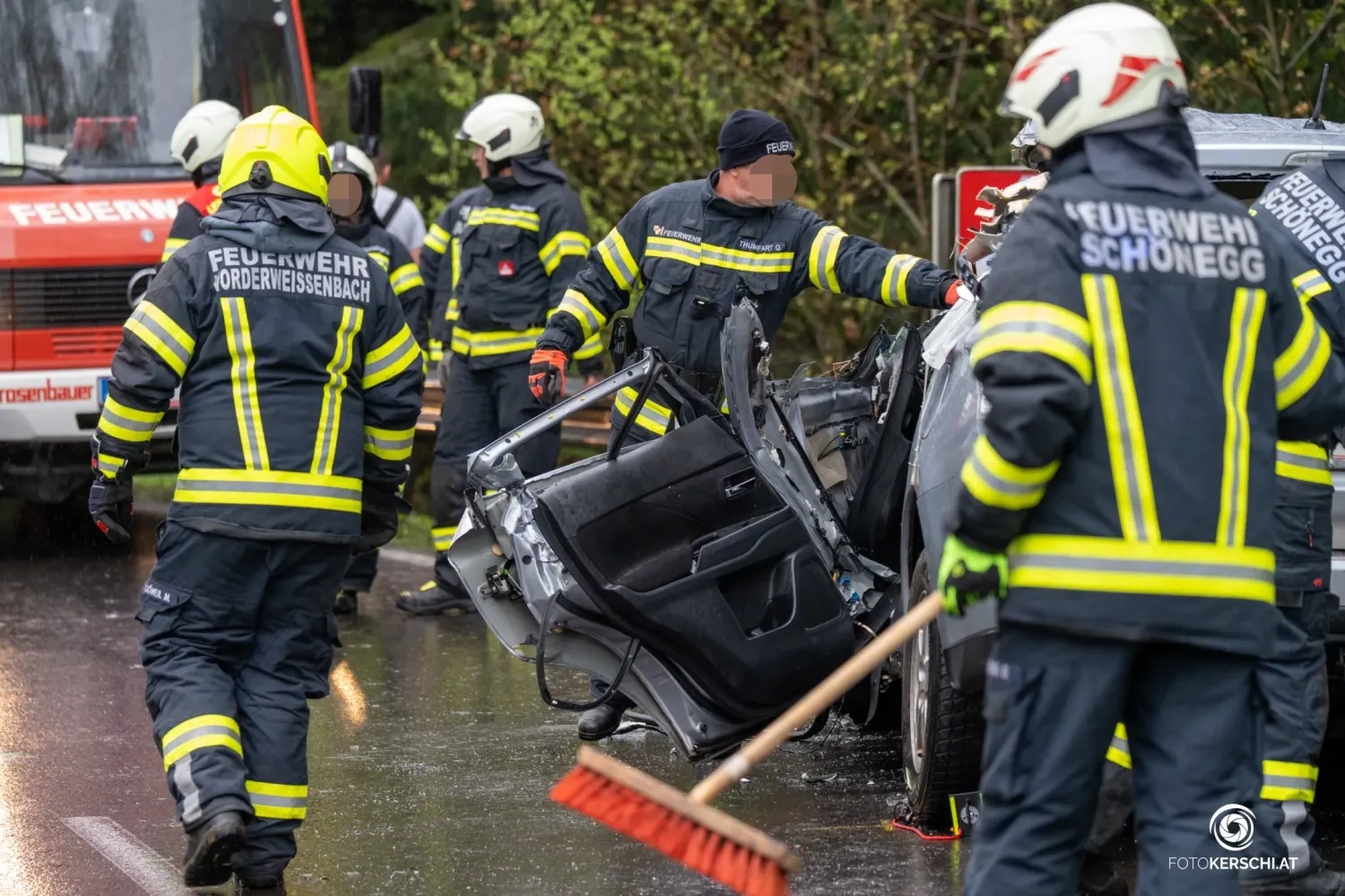 Das Auto wurde bei der Kollision auf der B38 völlig zerstört.