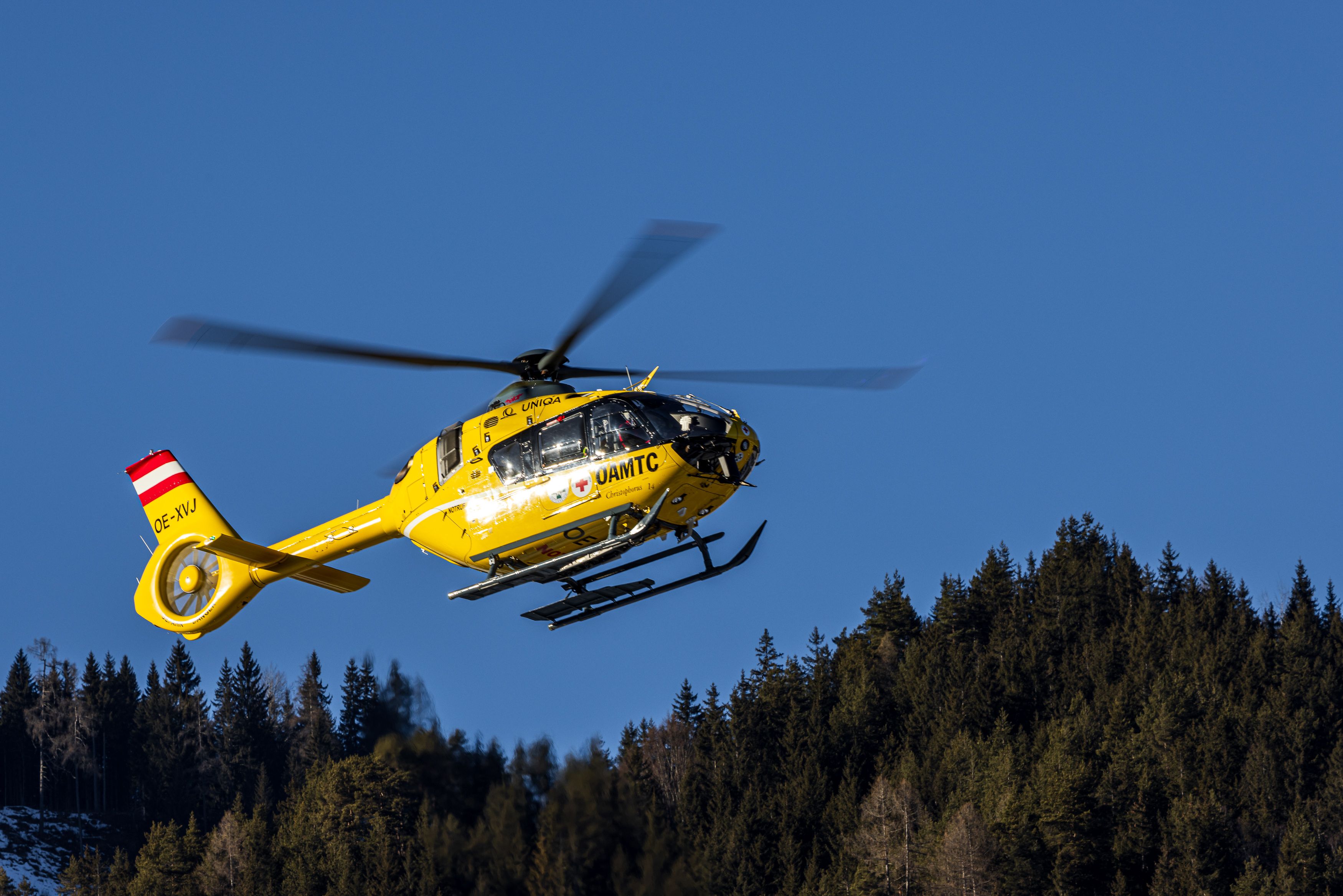 Der Paragleiter wurde mit Verletzungen ins Krankenhaus eingeliefert. (Symbolbild)