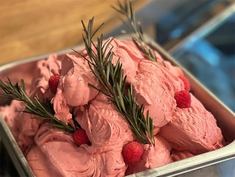 Mit Himbeer-Rosmarin-Eis konnte Tiziano Santin die internationale Jury überzeugen.