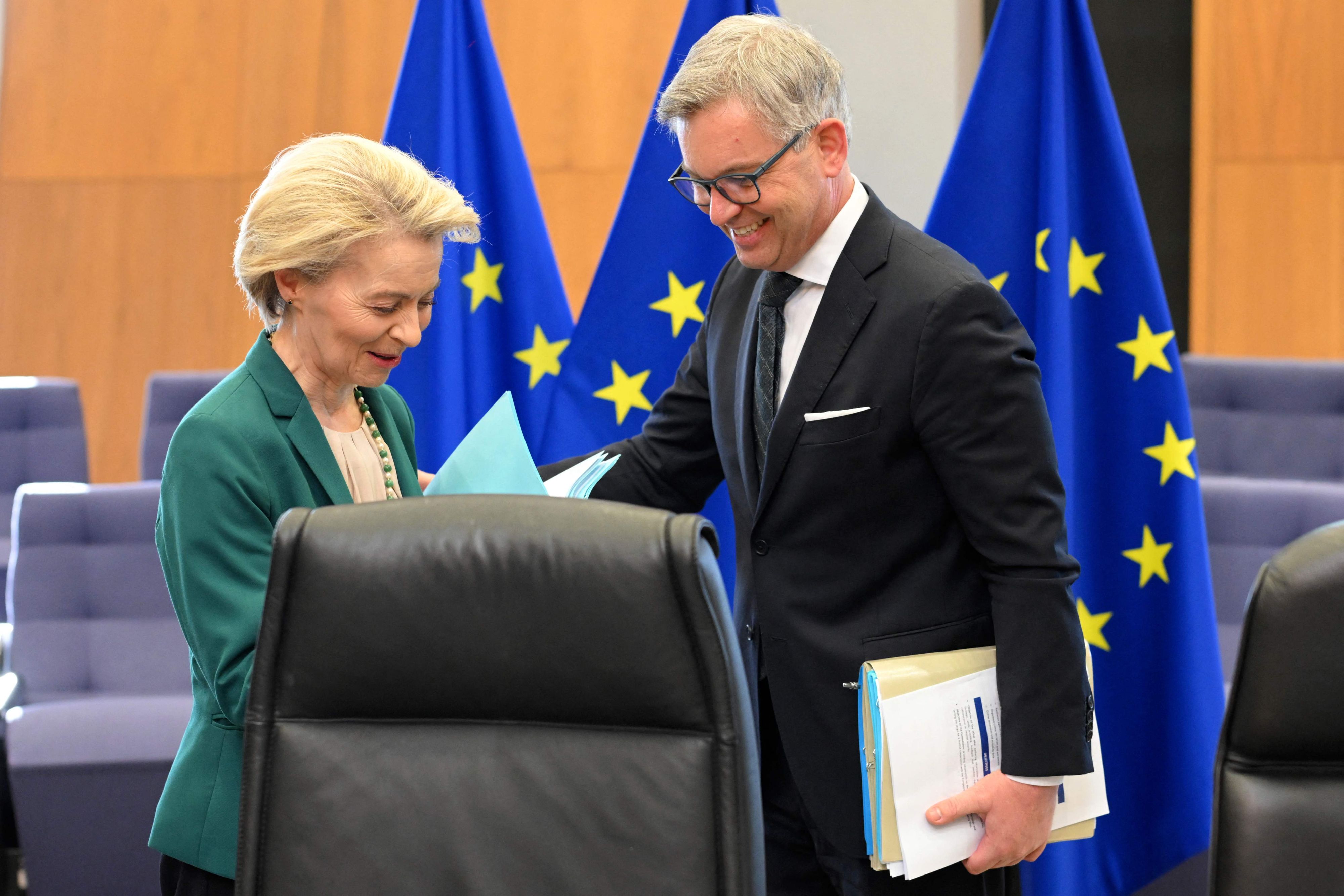 EU-Migrationskommissar Magnus Brunner, hier im Gespräch mit Ursula von der Leyen, wurde am 30. April 2025 zum Vizepräsidenten der Europäischen Volkspartei gewählt.