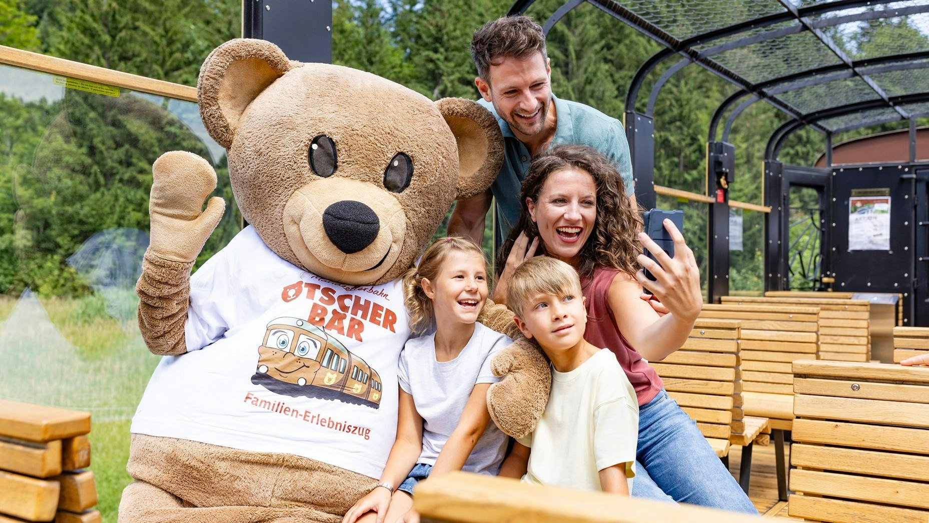Der Aussichtswagen begleitet den Erlebniszug Ötscherbär in den Sommermonaten. Das Bären-Maskottchen ist an ausgewählten Terminen ebenfalls mit an Bord.
