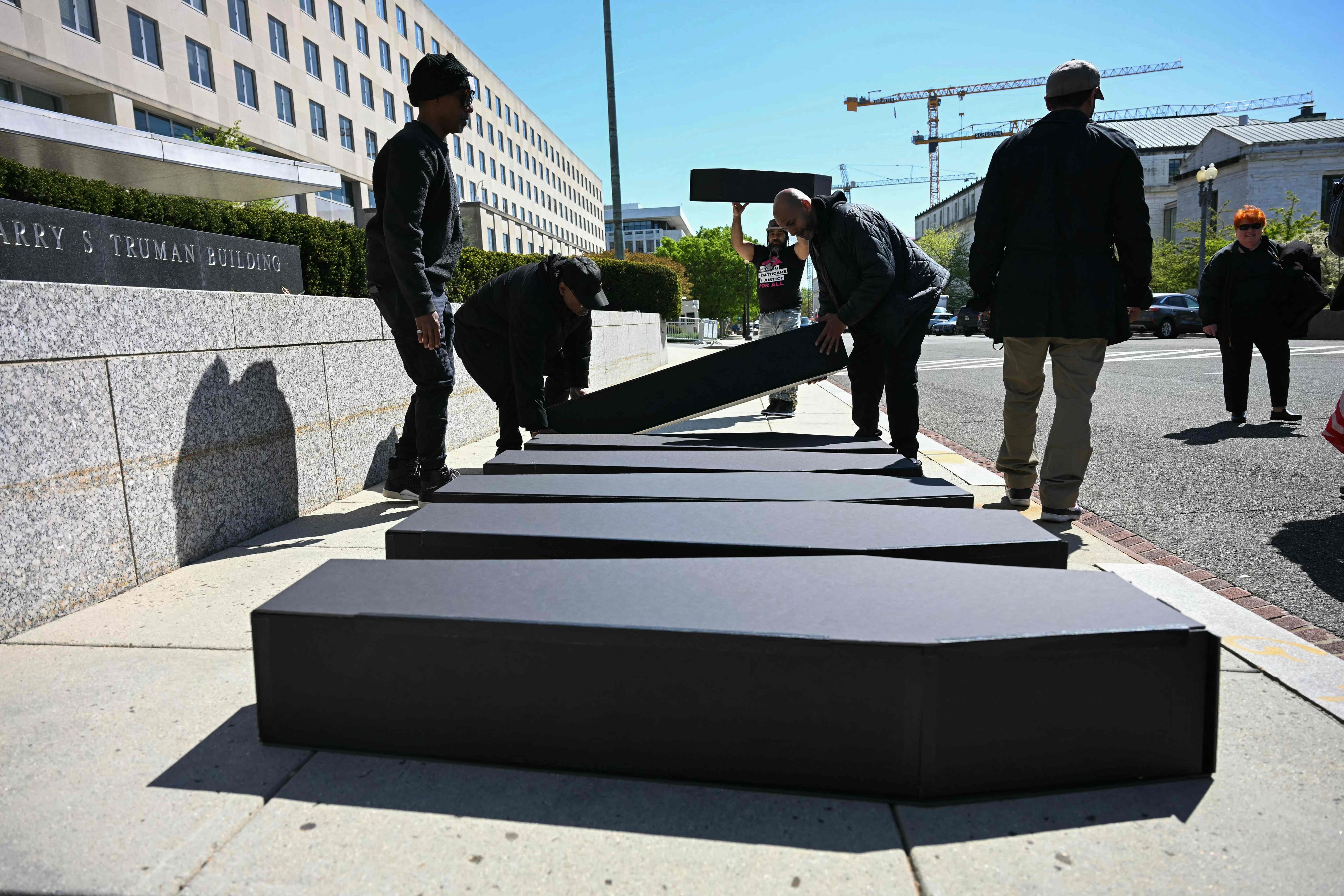 Demonstranten protestierten mit schwarzen Särgen gegen die Einstellung der US-HIV/AIDS-Hilfe PEPFAR. Aufgenommen am 17. April 2025 in Washington.