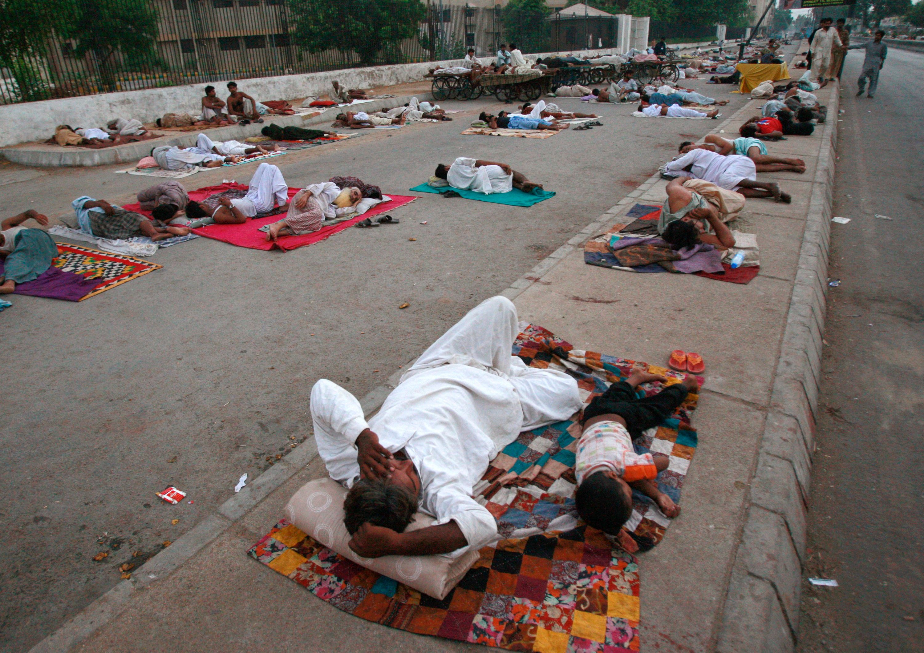 Zahlreiche Bewohner der Millionen-City Karatschi schlafen auf der Straße, um der Hitze in den Häusern zu entgehen.
