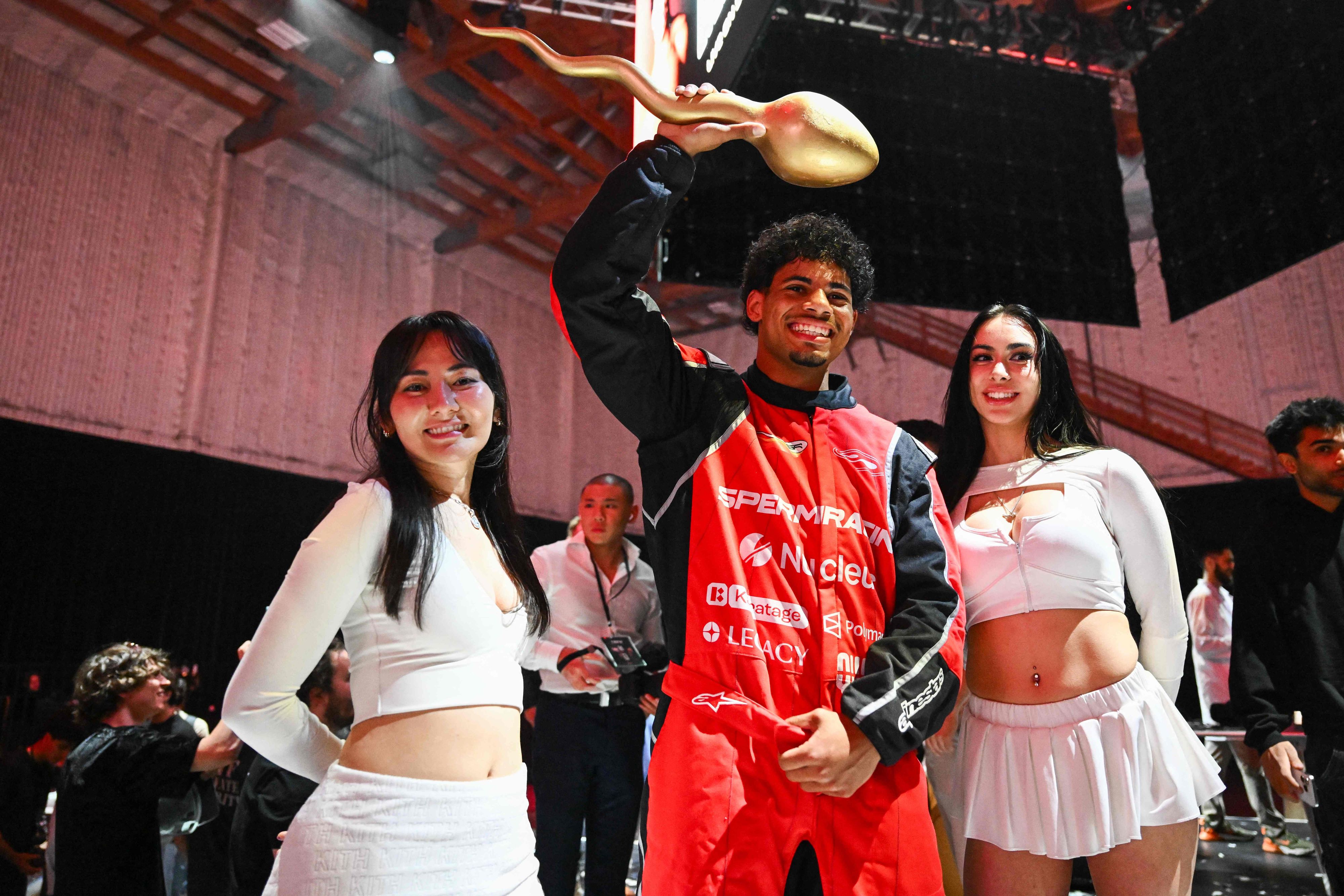 Der stolze Gewinner Tristan Mykel (20) von der USC posiert mit seiner Trophäe