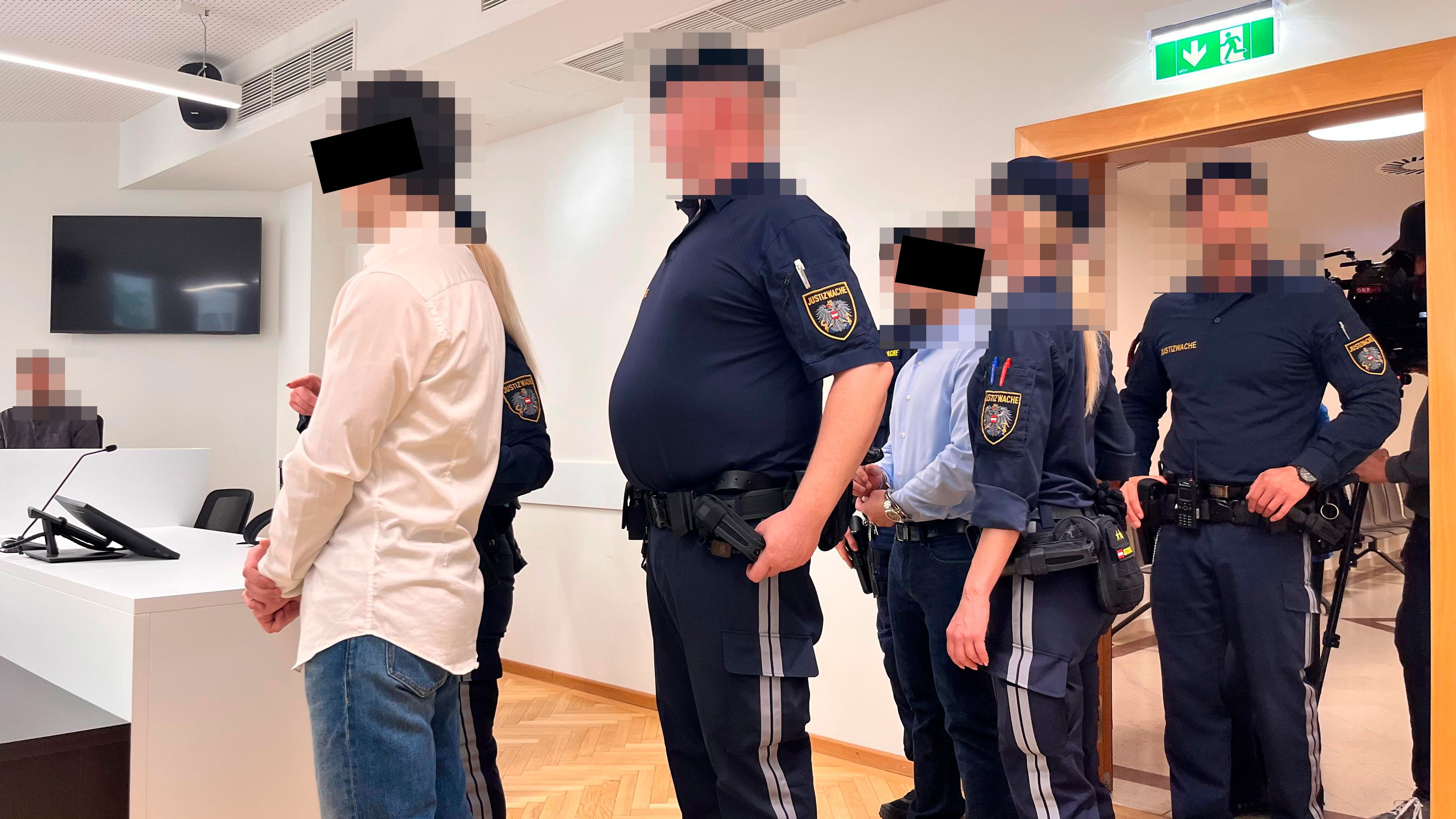 Jüngerer und älterer Bruder wurden gemeinsam vorgeführt, sie saßen monatelang in Untersuchungshaft.