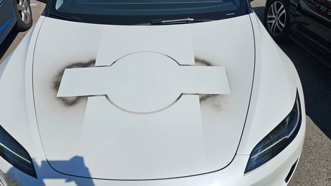 Martin hatte jede Menge Arbeit vor sich, um die Sprayfarbe zu beseitigen.