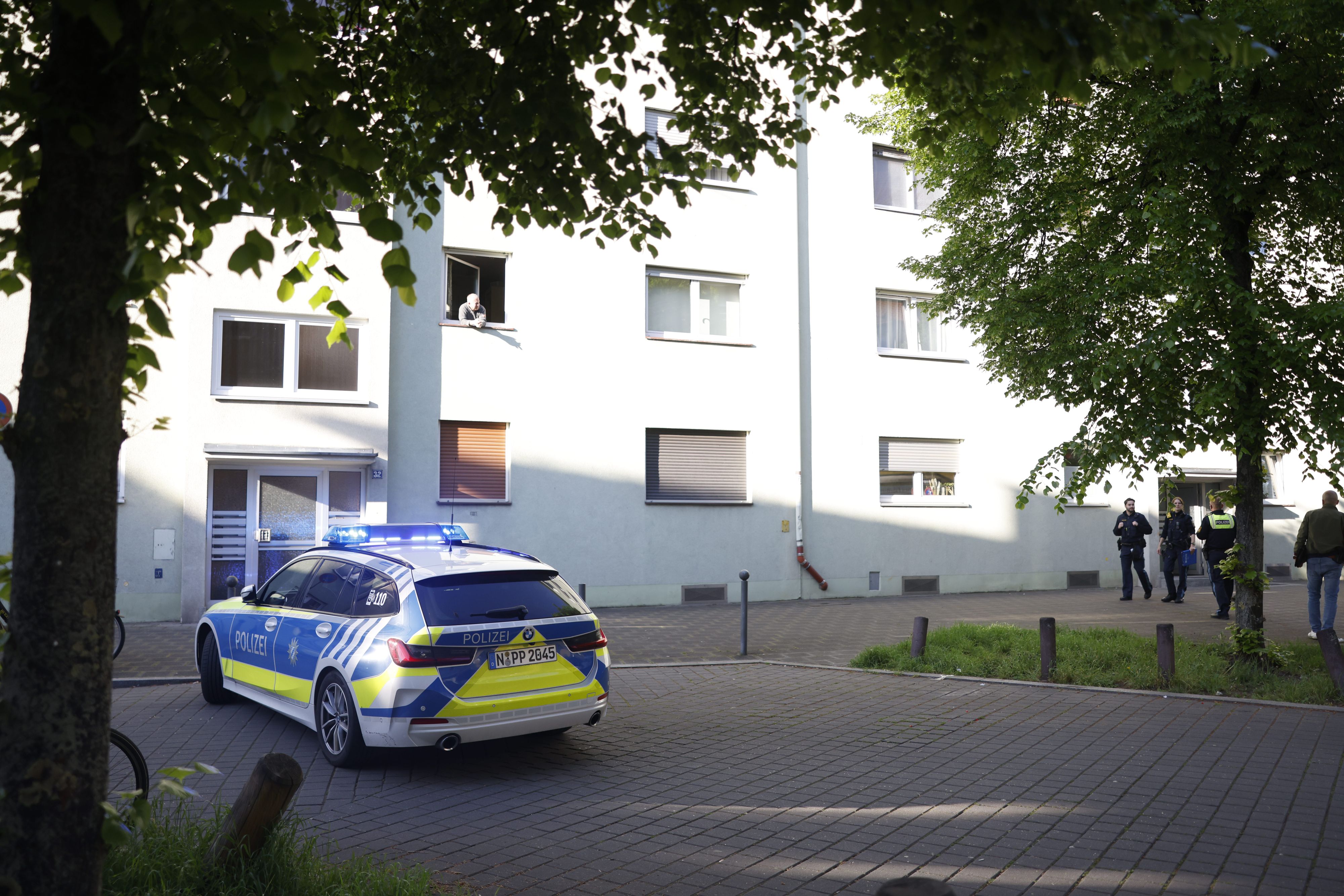 Die Polizei ist bereits vor Ort und hat mit der Spurensicherung begonnen.