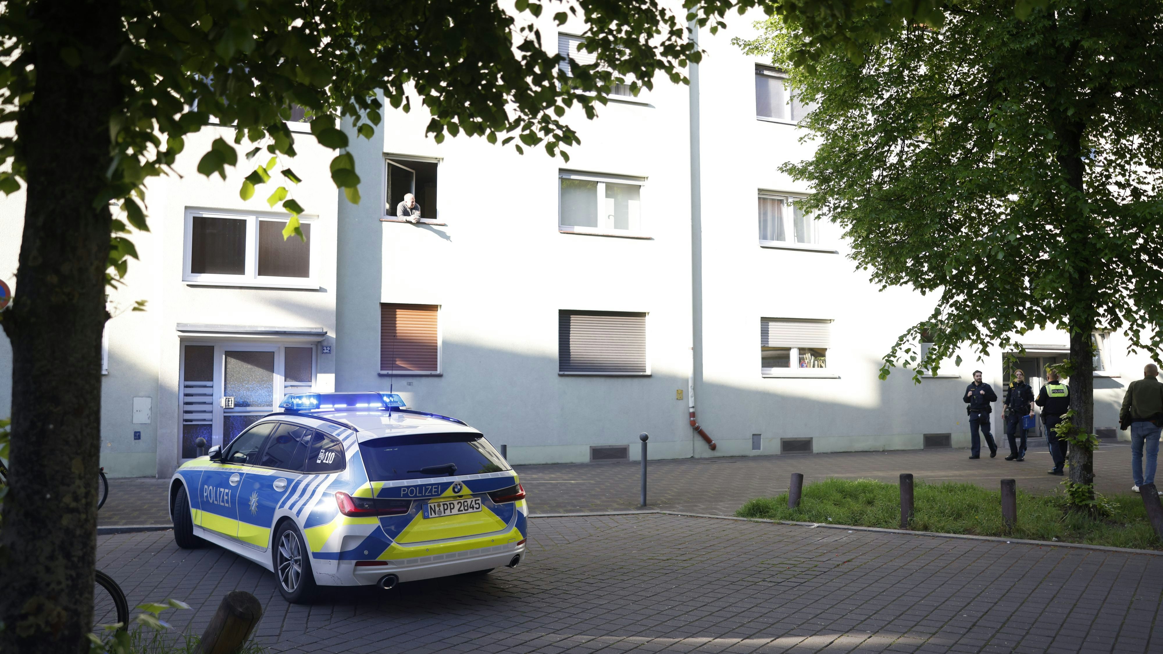 Die Polizei ist bereits vor Ort und hat mit der Spurensicherung begonnen.
