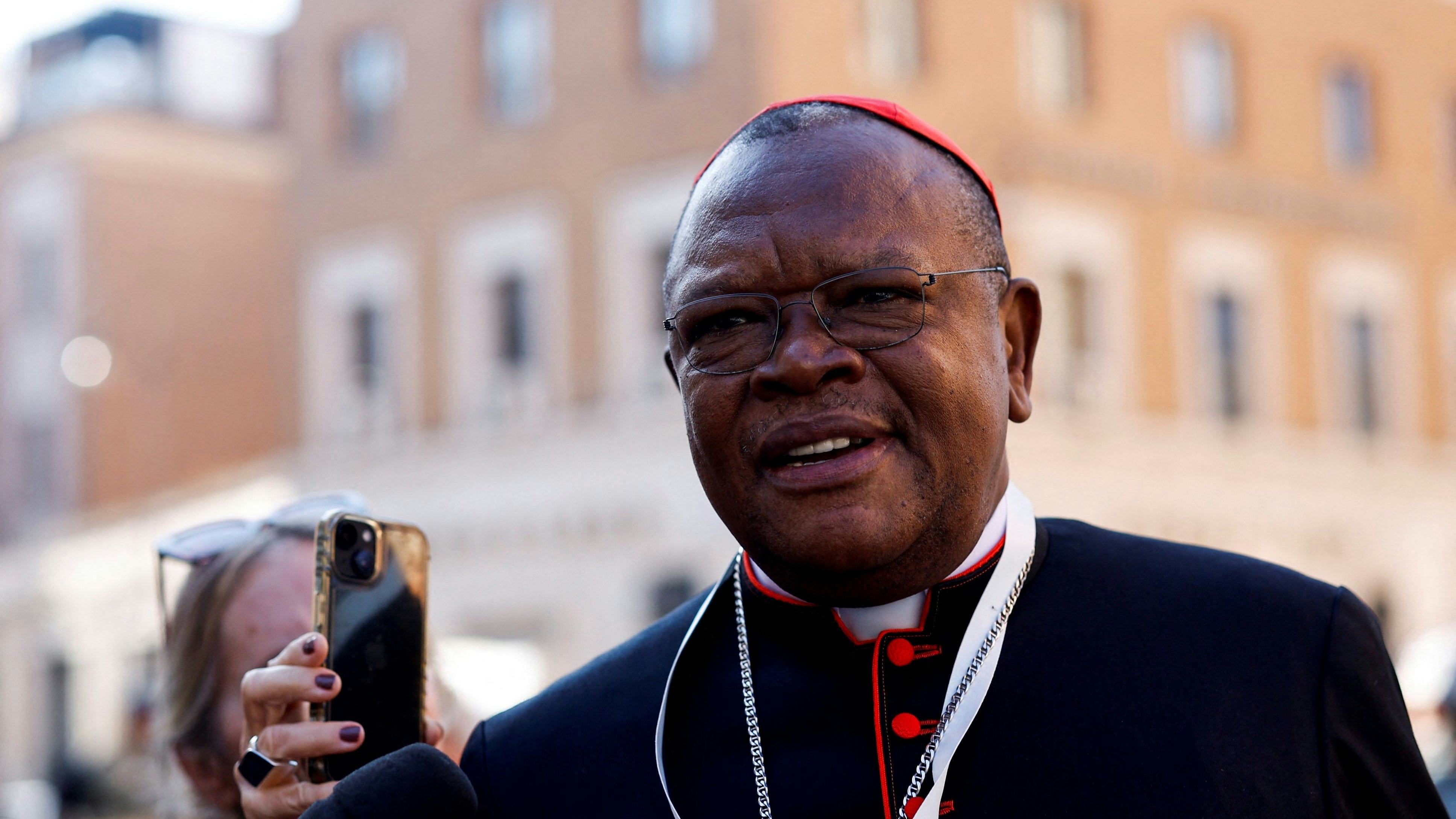 Kardinal Fridolin Ambongo Besungu bei einem Treffen im Vatikan.