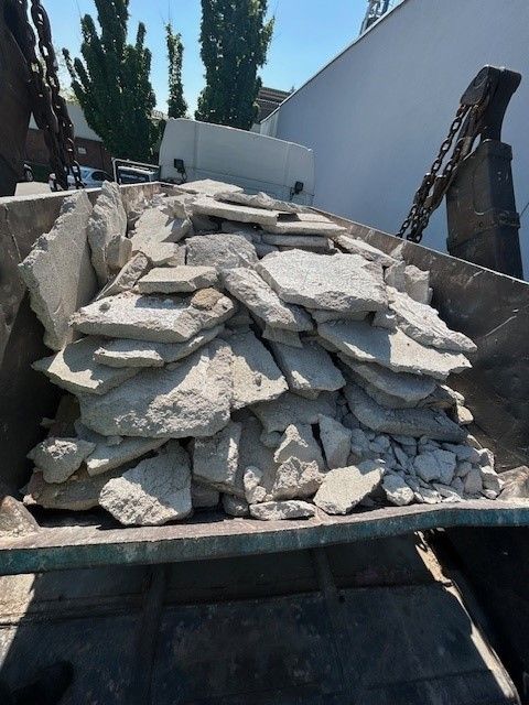 Die Polizei zog den Lkw aus dem Verkehr. Er wies schwere Mängel auf. 