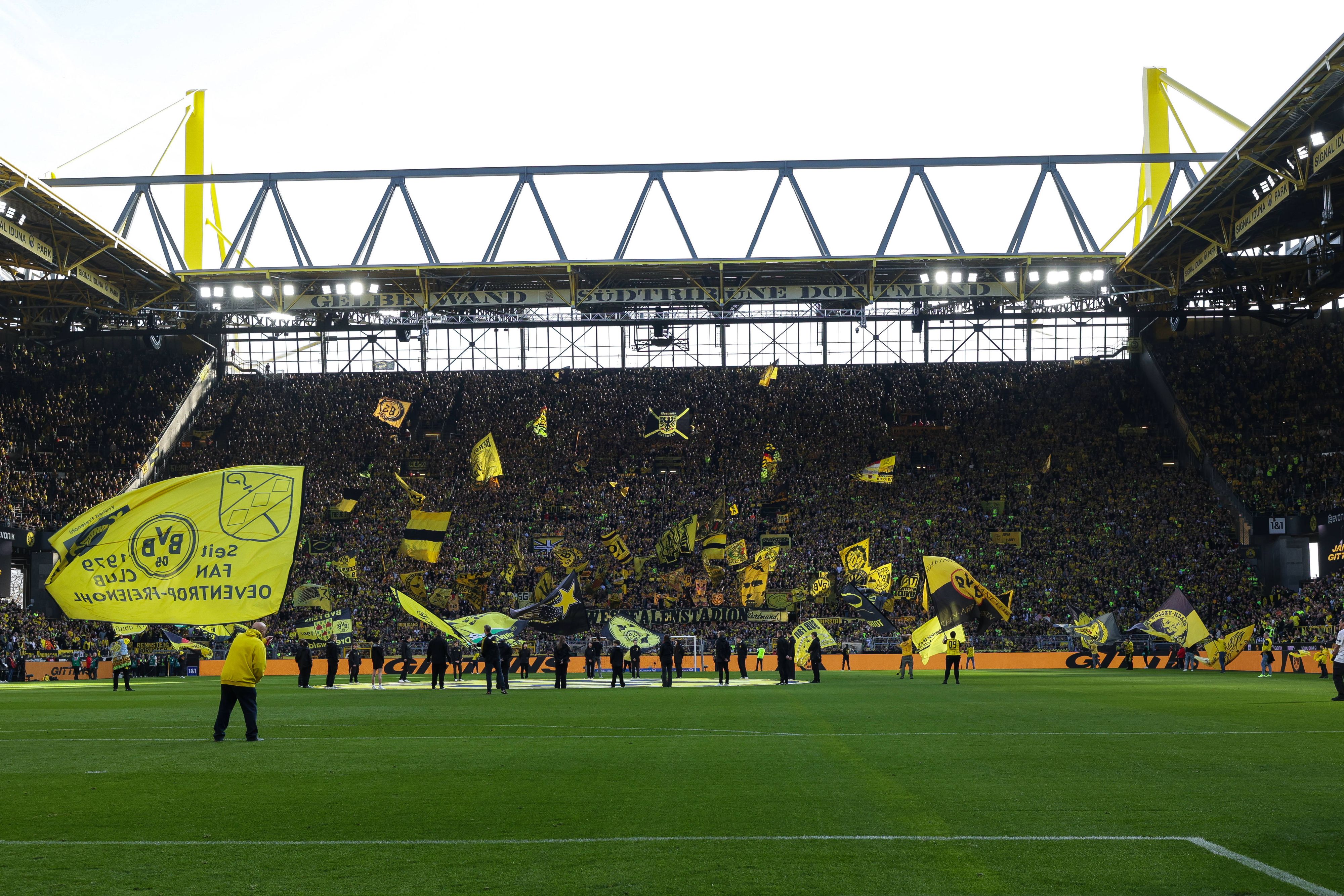 Der Mann stand am Dach des Dortmunder Stadions.