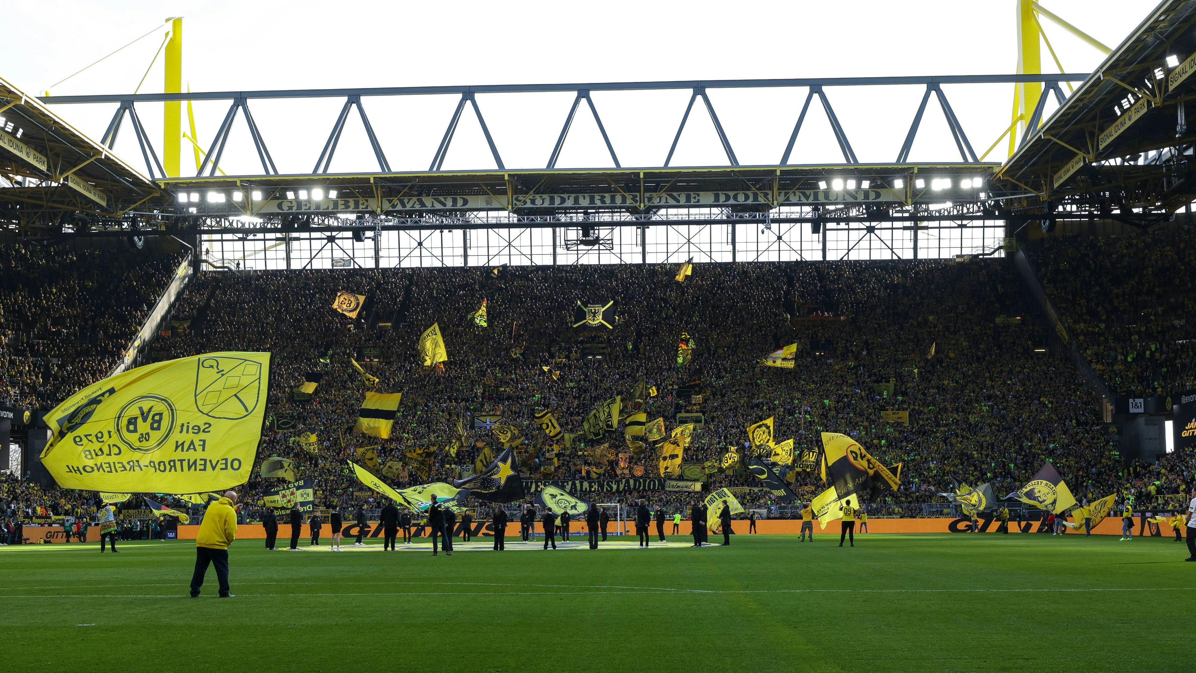 08.03.2025, 1. Bundesliga, 25. Spieltag, Borussia Dortmund - FC Augsburg, Fanclubs schwenken Fahnen auf dem Spielfeld, Dortmund Signal Iduna Park NRW Deutschland xRHR-FOTO/DEx *** 08 03 2025, 1 Bundesliga, Matchday 25, Borussia Dortmund FC Augsburg, Fan clubs waving flags on the pitch, Dortmund Signal Iduna Park NRW Germany xRHR PHOTO DEx Copyright: DennisxEwert/RHR-FOTOx RHR-FOTO/DE