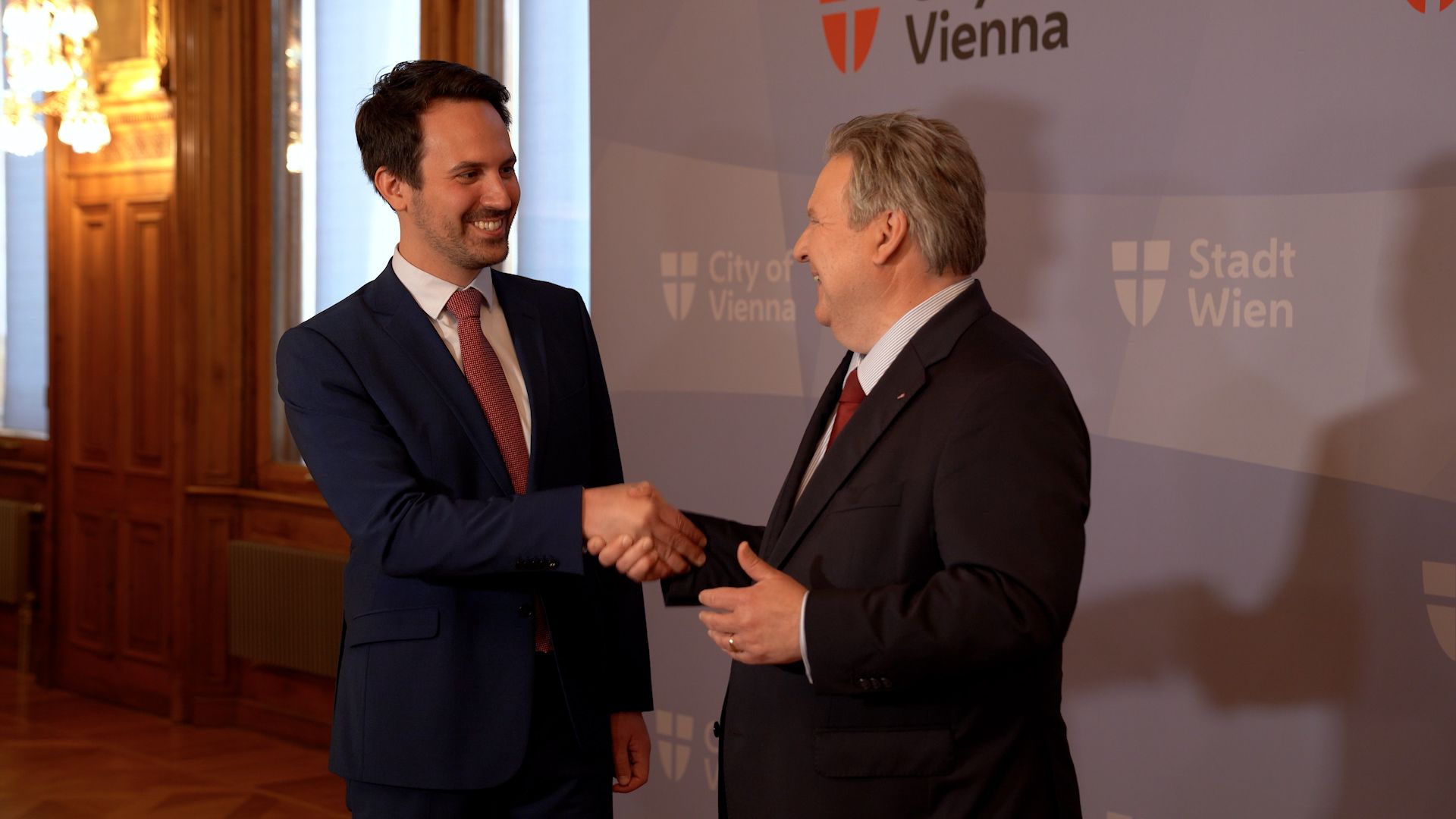 Vertrauter Händedruck: Neos-Chef Christoph Wiederkehr und Bürgermeister Michael Ludwig bei den Sondierungen im Rathaus.