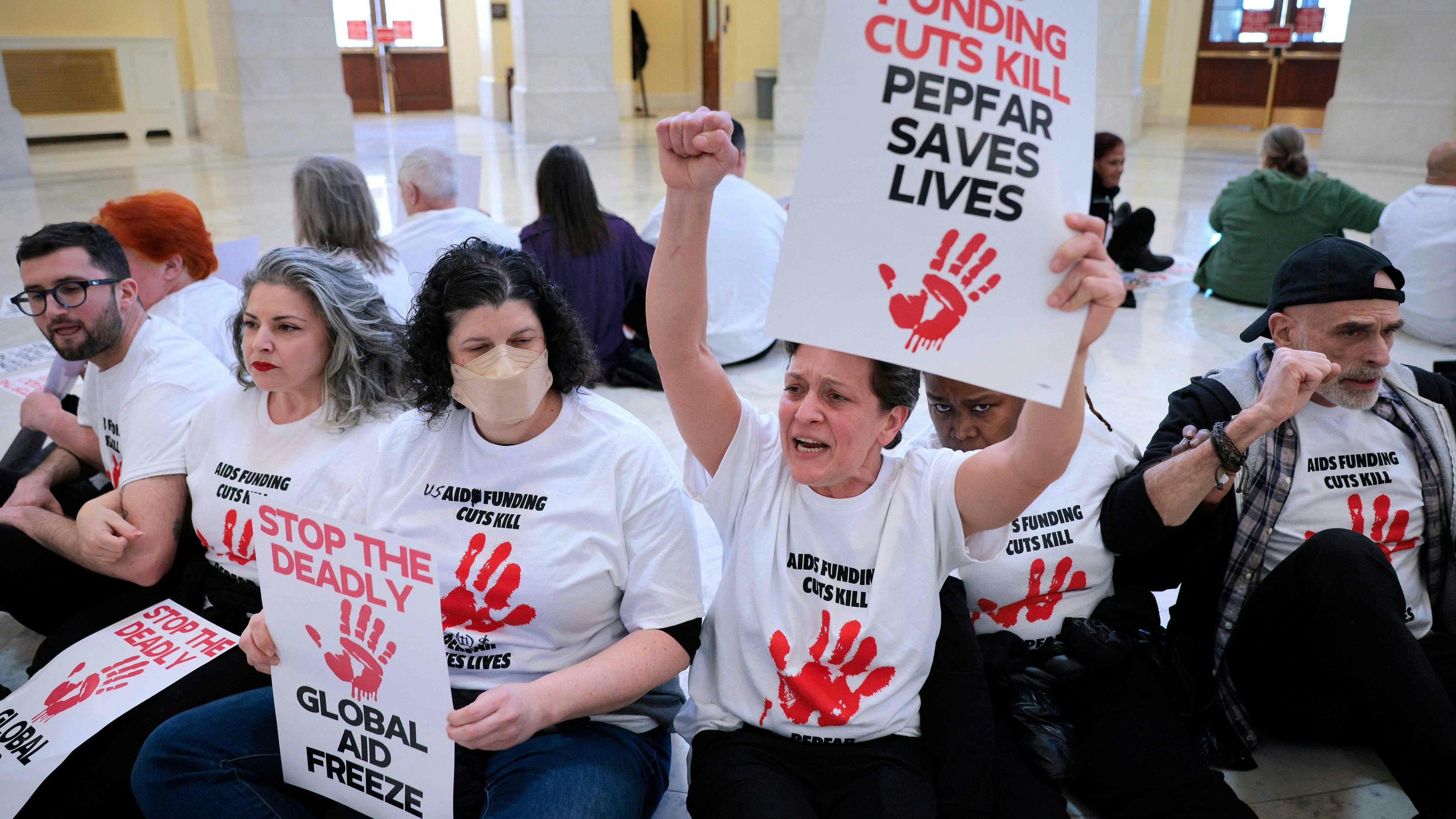 Demonstranten, darunter frühere PEPFAR-Angestellte, bei einem Protest nahe dem US-Kongress, 26. Februar 2025. Sie wurden von der Capitol Police festgenommen.