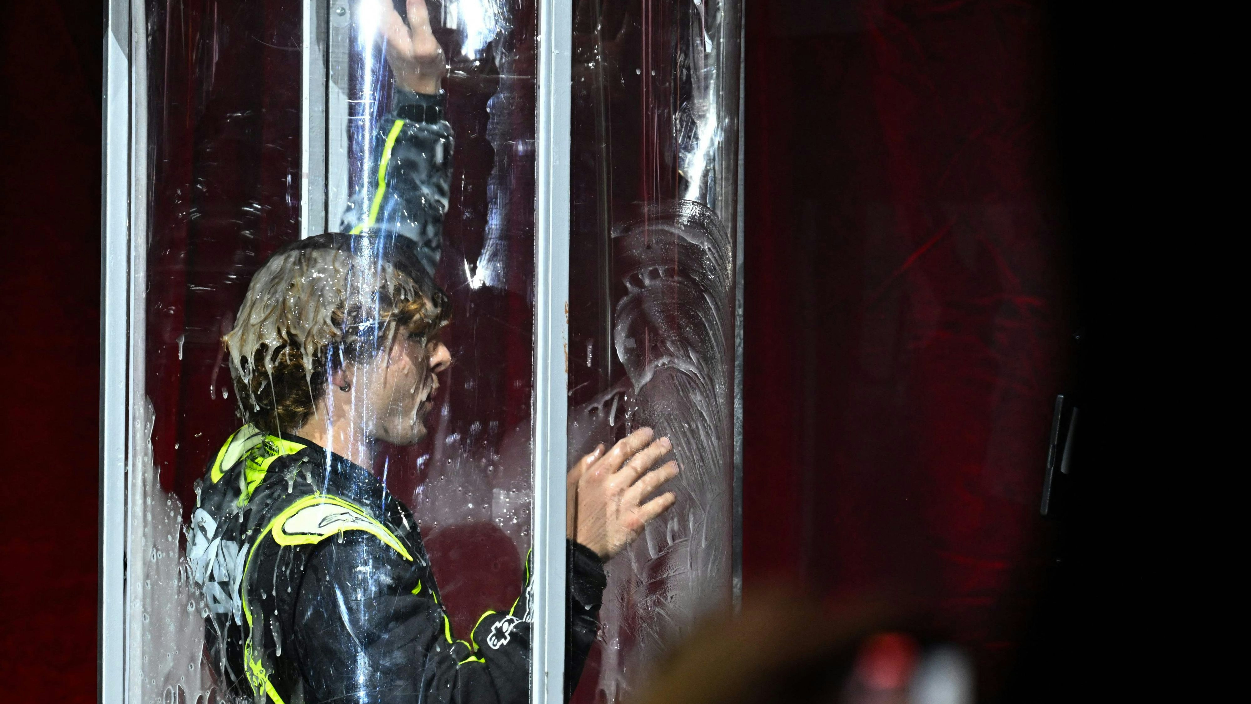 Der Verlierer musste eine Schleimdusche nehmen