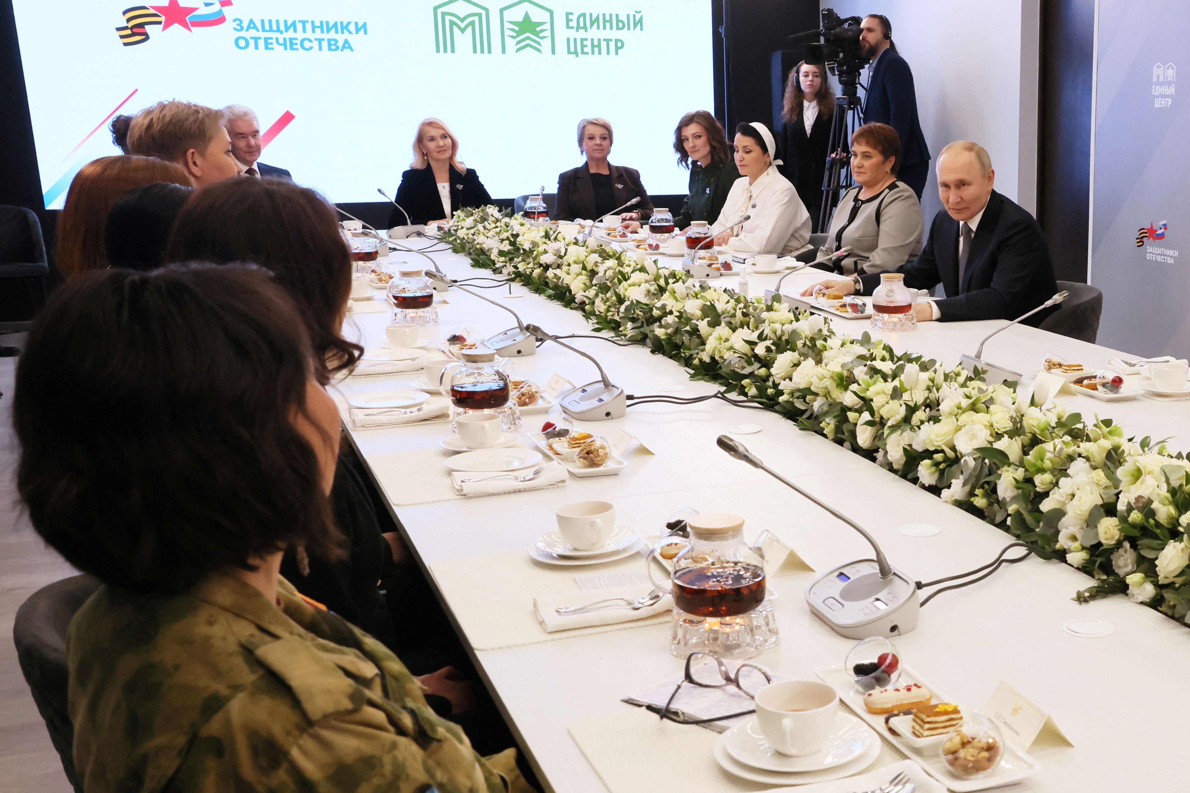 Eine handverlesene Auswahl patriotischer Mütter und Witwen gefallener russischer Soldaten durfte sich anlässlich des Frauentages im März bei Putin für seine Unterstützung bedanken ...