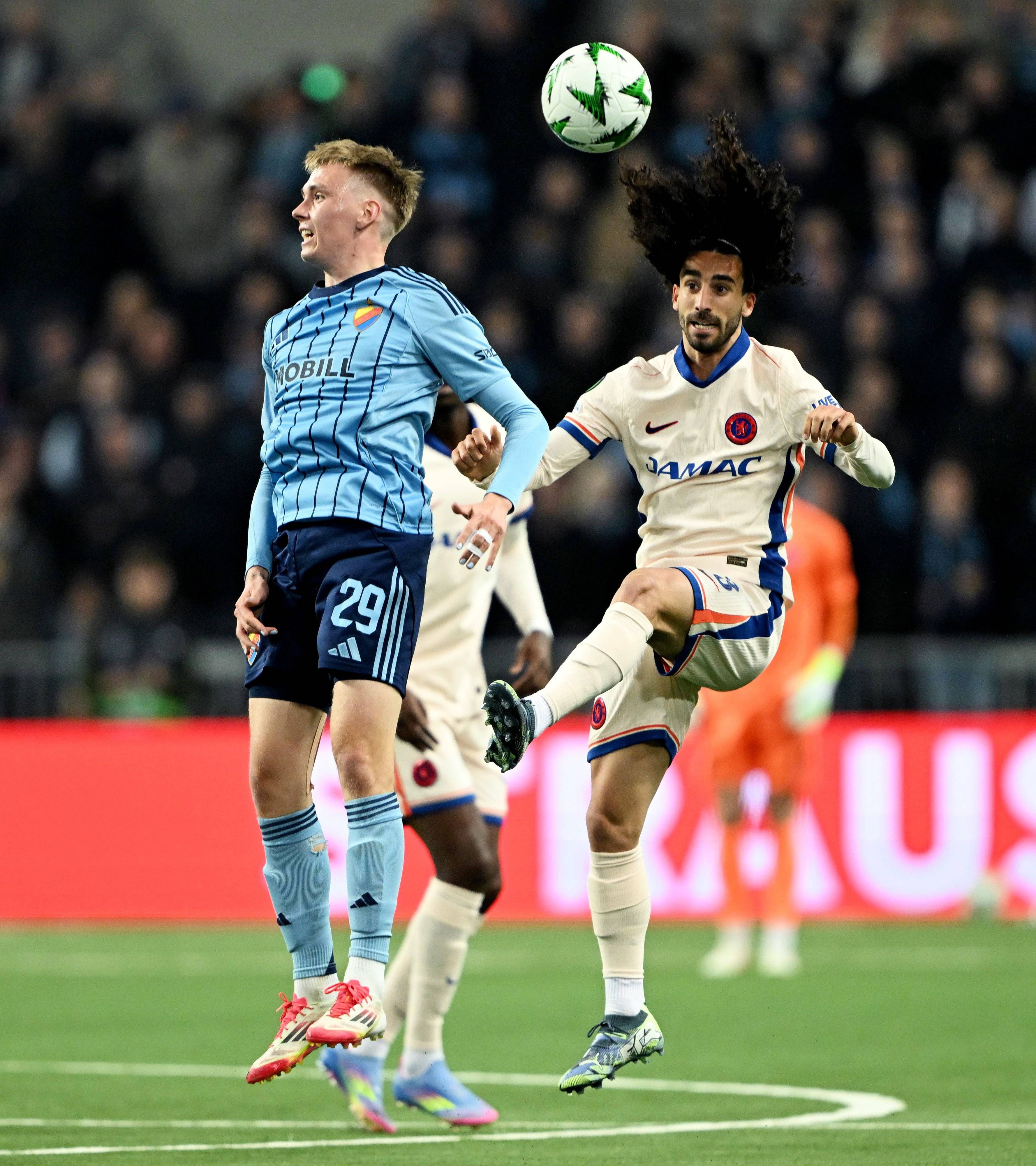 Djurgardens Santeri Haarala im Duell mit Marc Cucurella von Chelsea