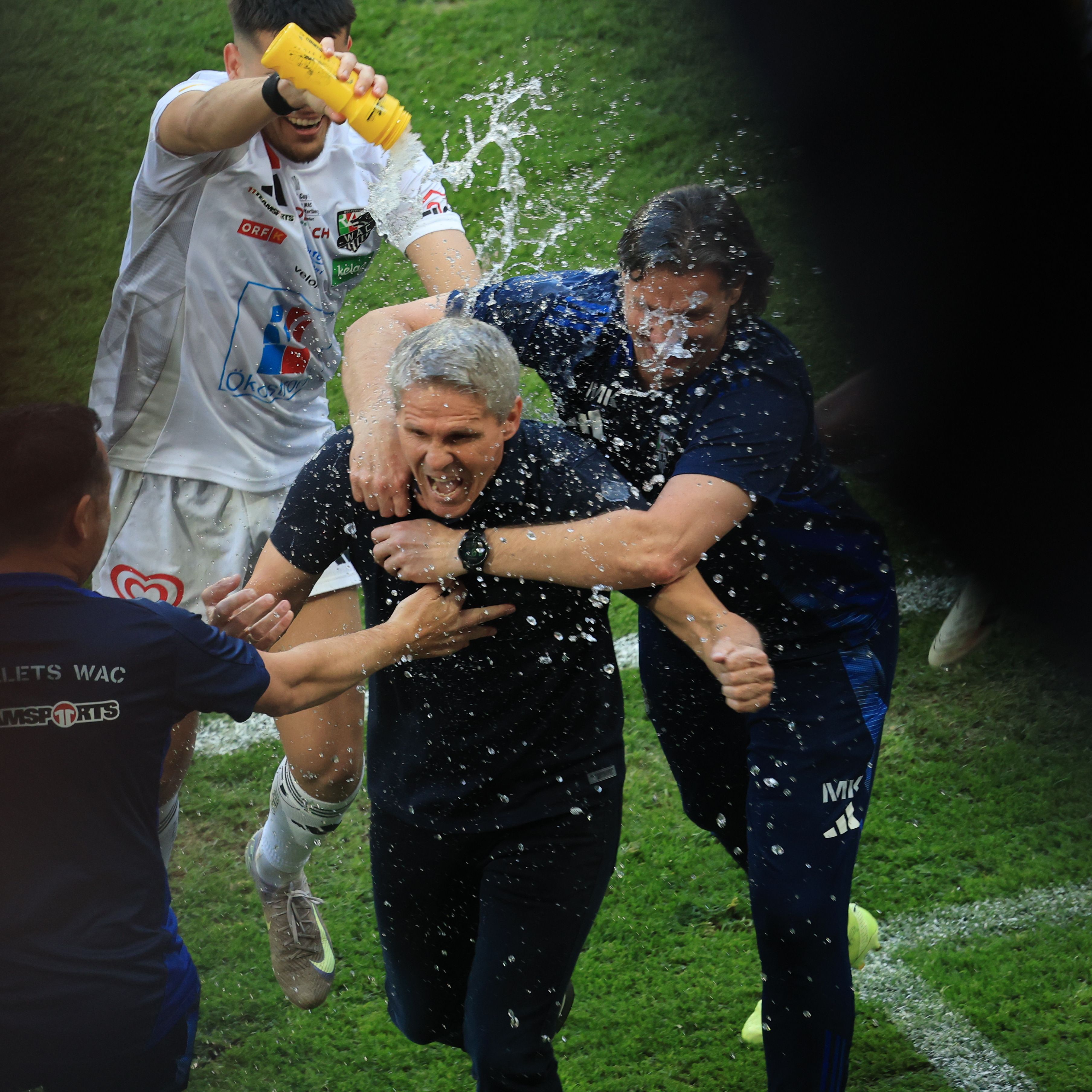 Bierdusche für Didi Kühbauer