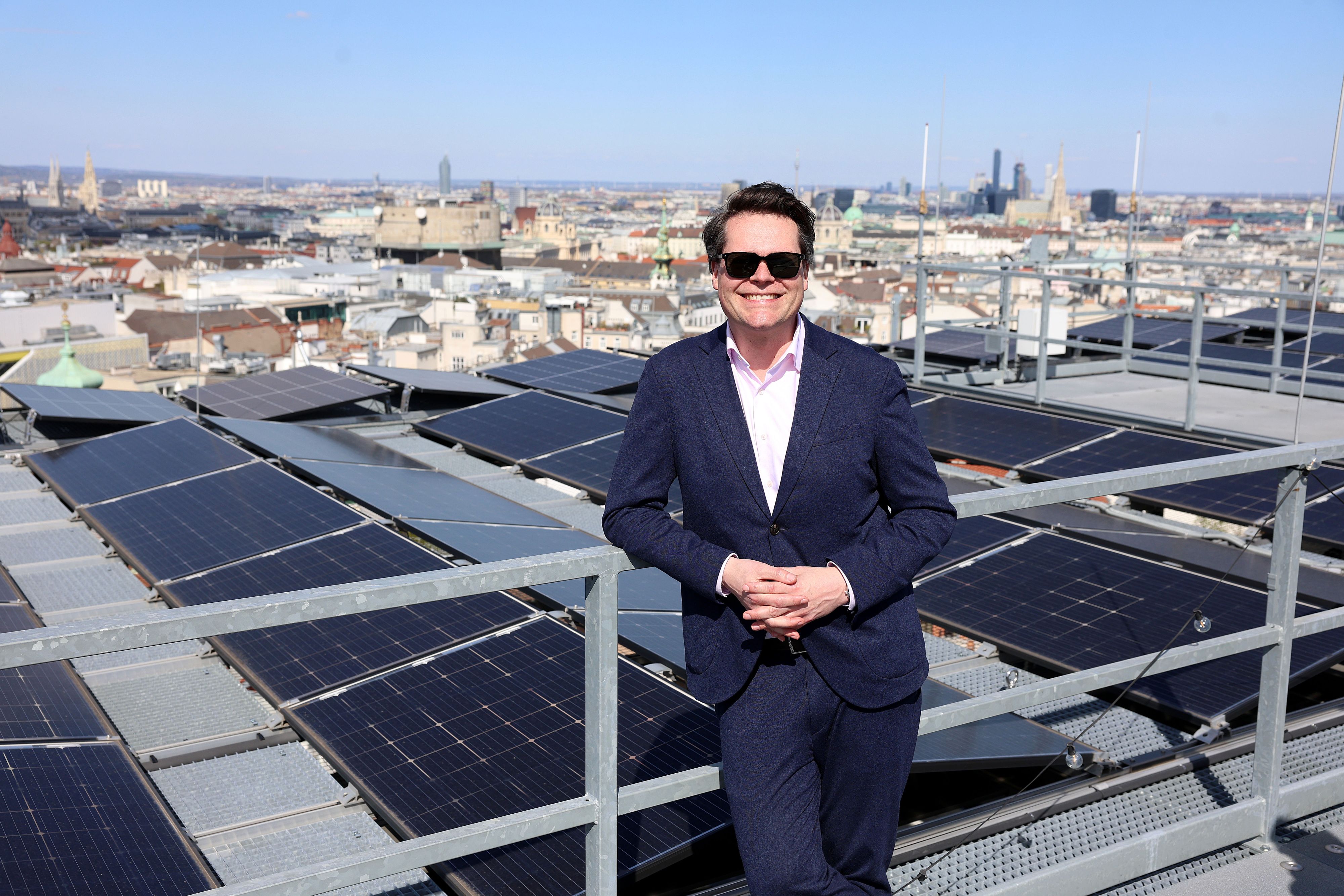 StR Jürgen Czernohorszky besuchte das Haus des Meeres und besichtig das Dach mitsamt der Photovoltaik-Anlage.