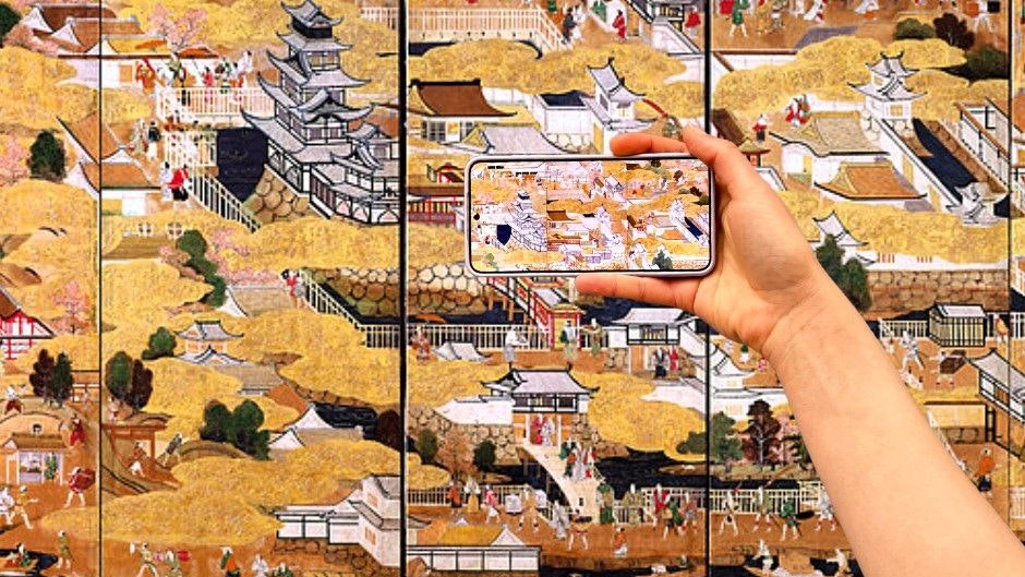 Im Original ist der Paravent 4,8 Meter breit, am Smartphone-Screen bewegen sich Menschen, Boote und Pferde im historischen Osaka. 