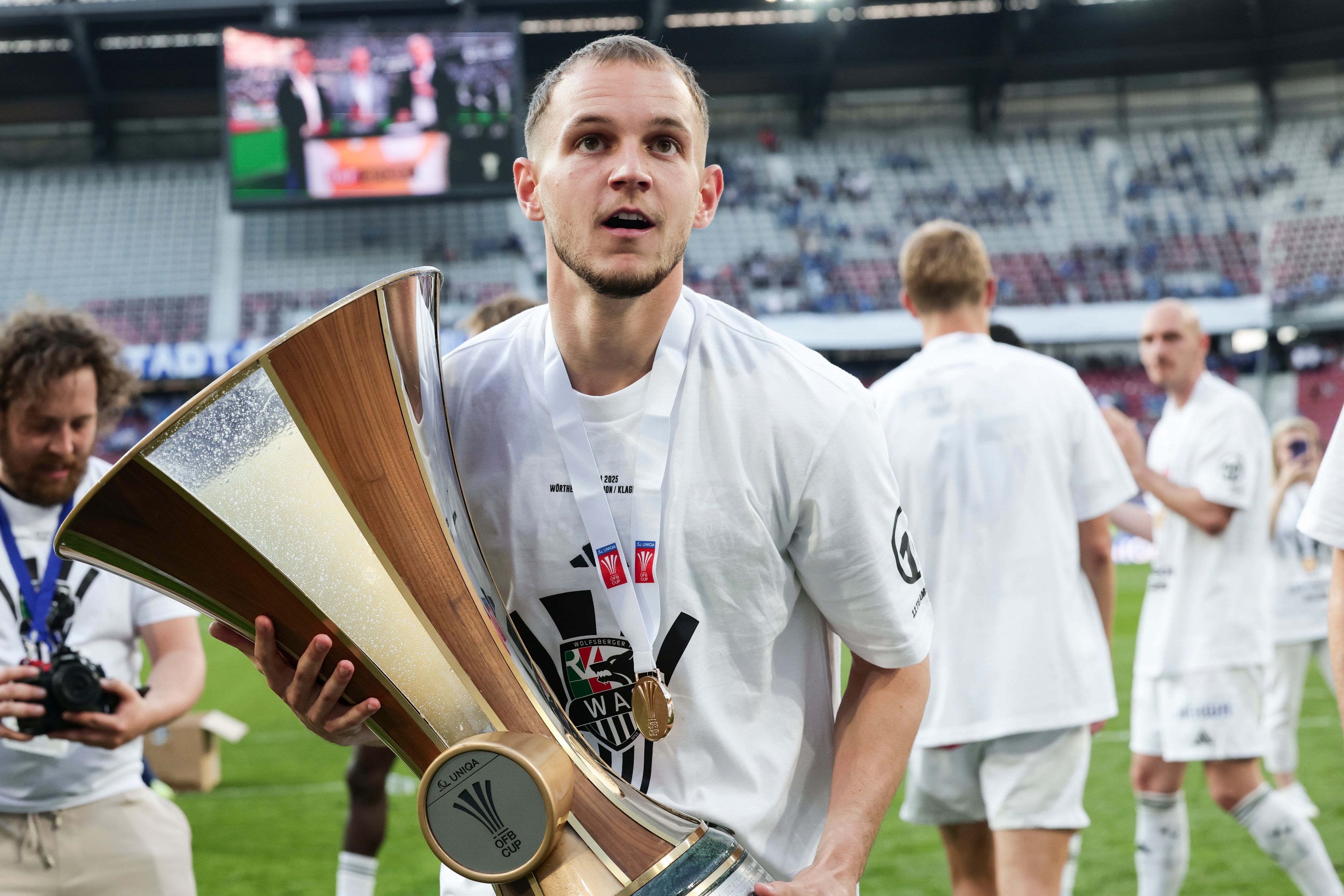 Angelo Gattermayer stemmt den ÖFB-Pokal.