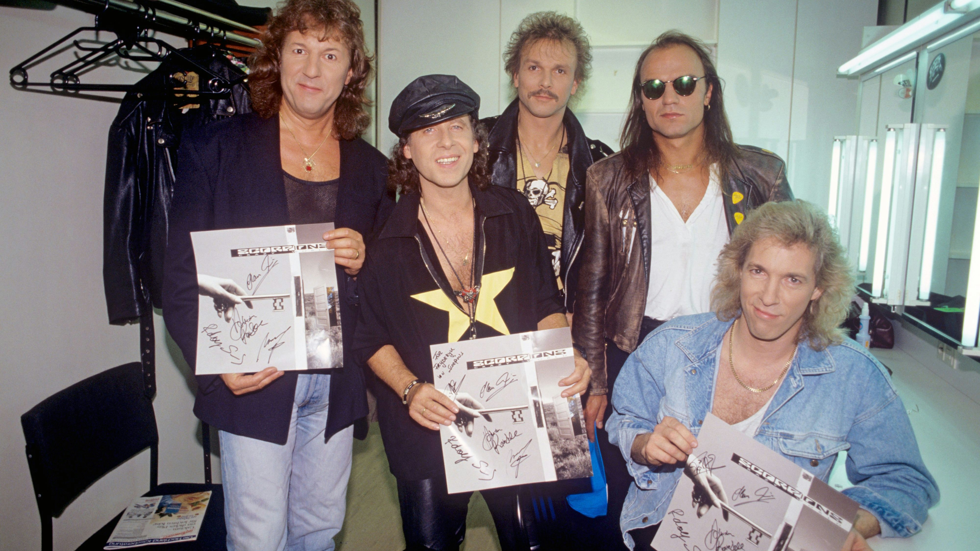 Download von www.picturedesk.com am 01.05.2025 (12:09).  Scorpions (v.l. Herman Rarebell, Klaus Meine, Rudolf Schenker, Matthias Jabs, Francis Buchholz) on 17.10.1990 in München / Munich. - 19901017_PD0058 - Rechteinfo: Rights Managed (RM)
