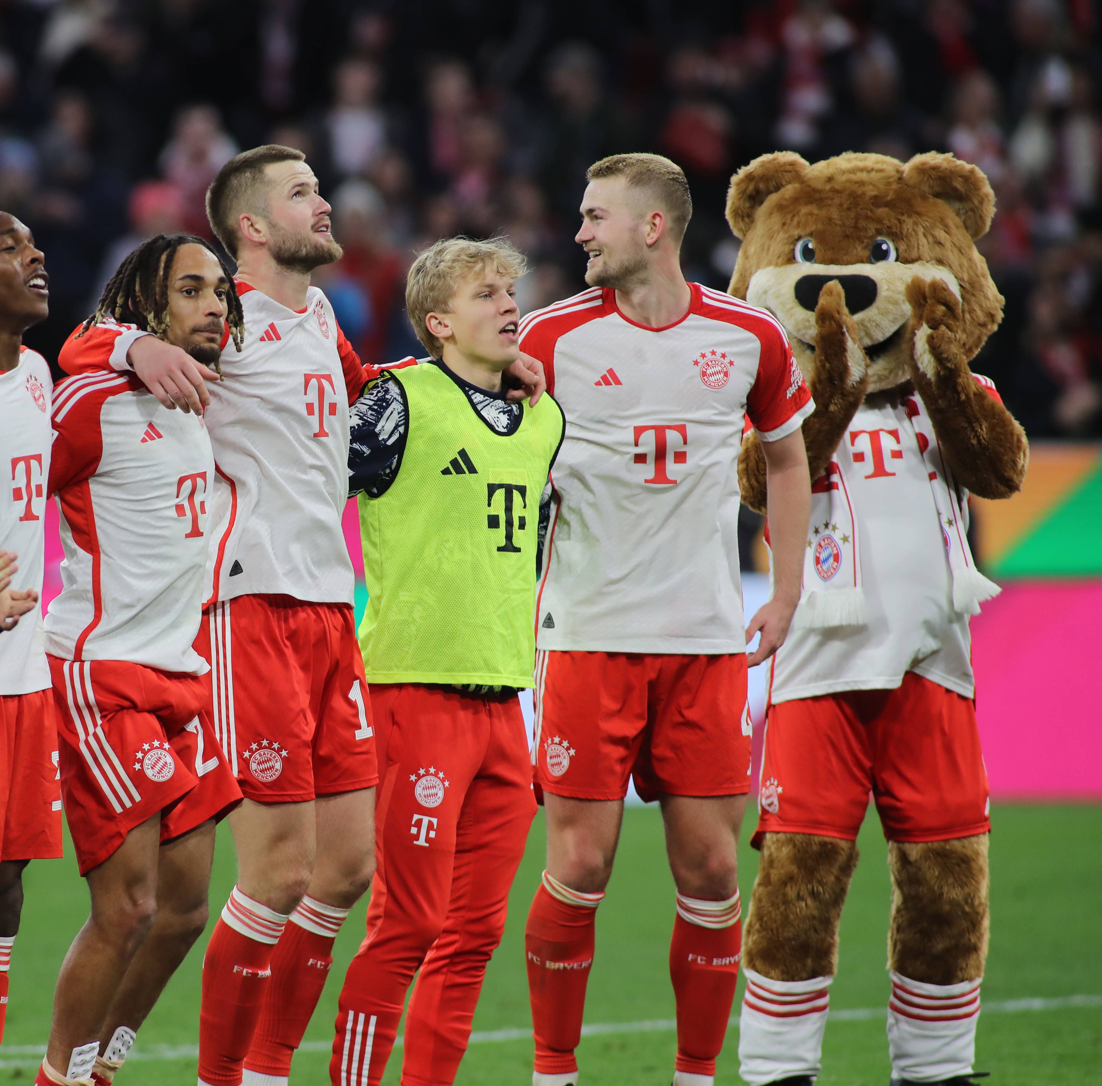 Frans Krätzig (gelbes Shirt) im Februar 2024 mit Sacha Boey (l.), Eric Dier, Matthijs de Ligt und Maskottchen Berni