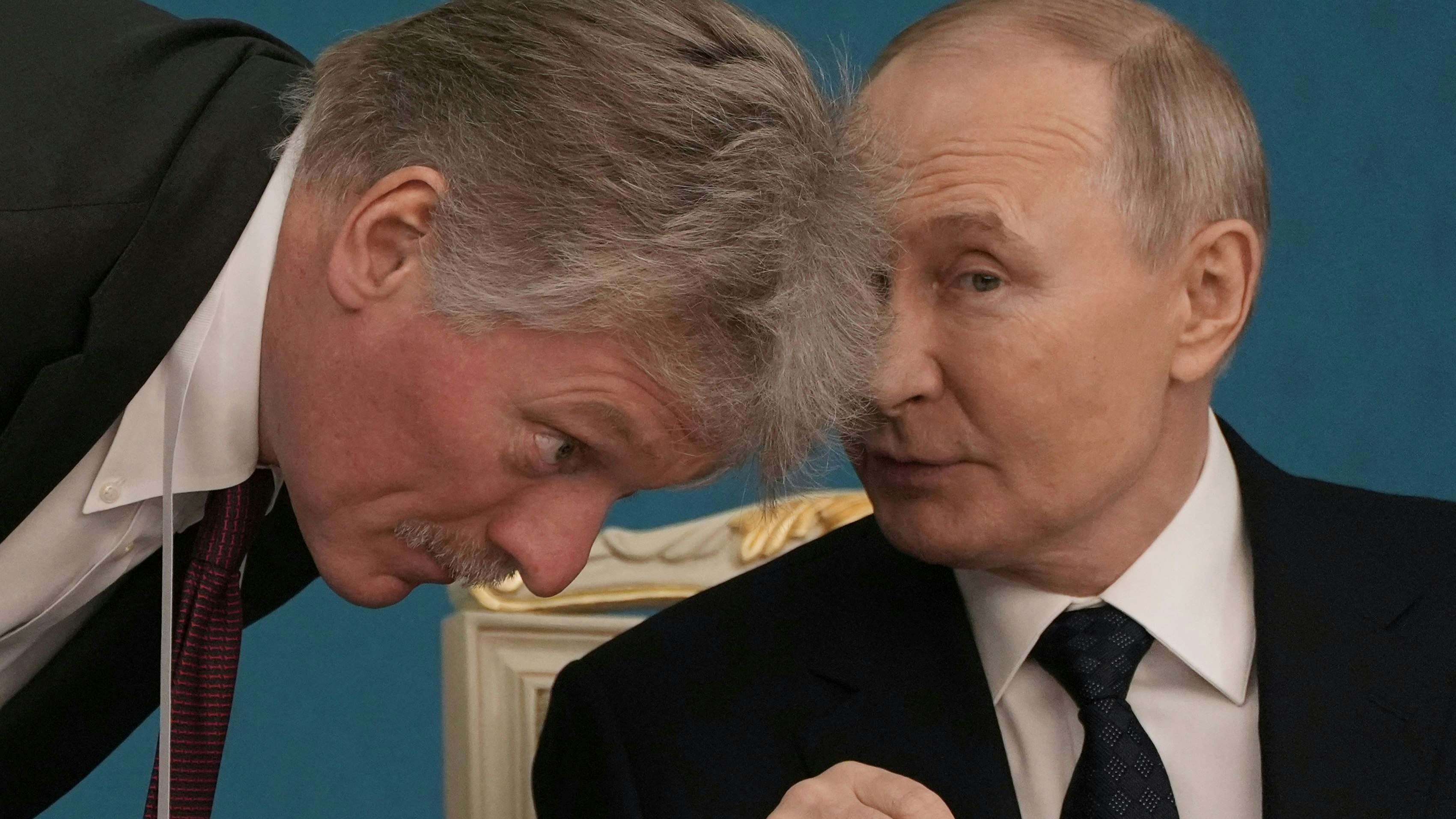 Kreml-Sprecher Dmitri Peskow und Präsident Wladimir Putin. 