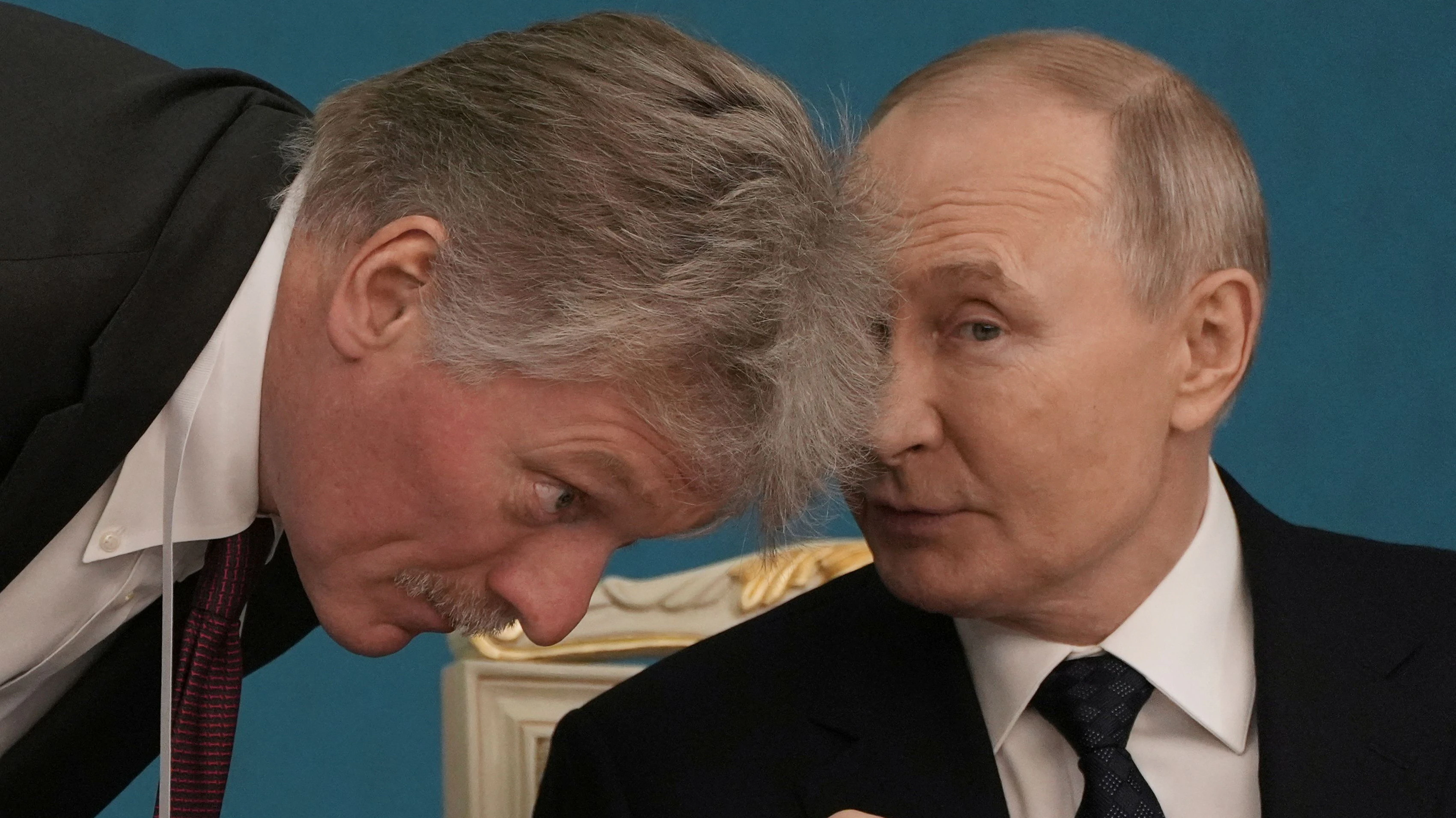 Kreml-Sprecher Dmitri Peskow und Präsident Wladimir Putin. 