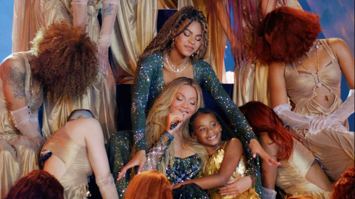 Beyoncés Tochter Rumi feiert bei der ersten Show der "Cowboy Carter"-Tour ihr Bühnendebüt. 
