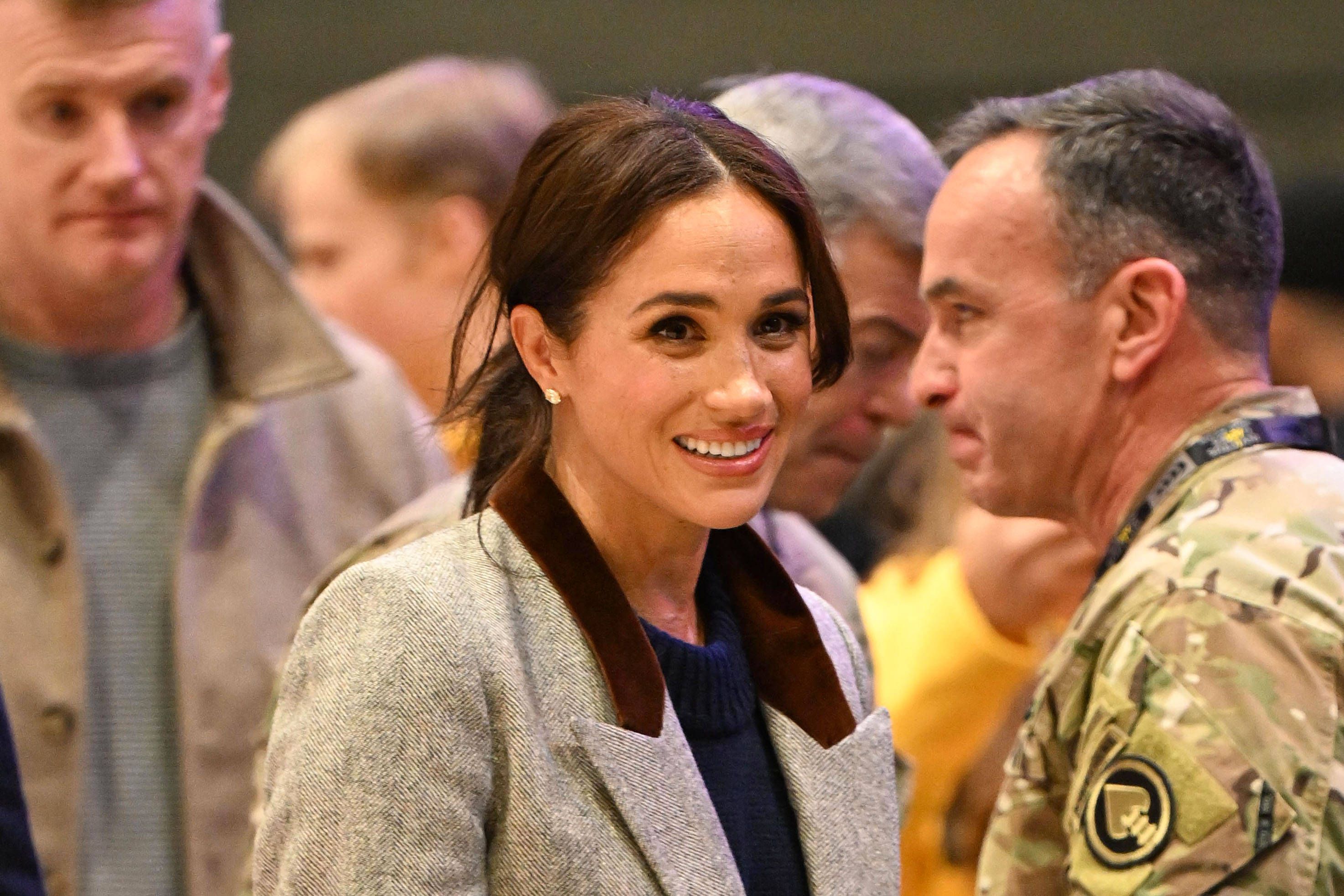 Eine Grußkarte von Herzogin Meghan stößt den Royals derzeit sauer auf.