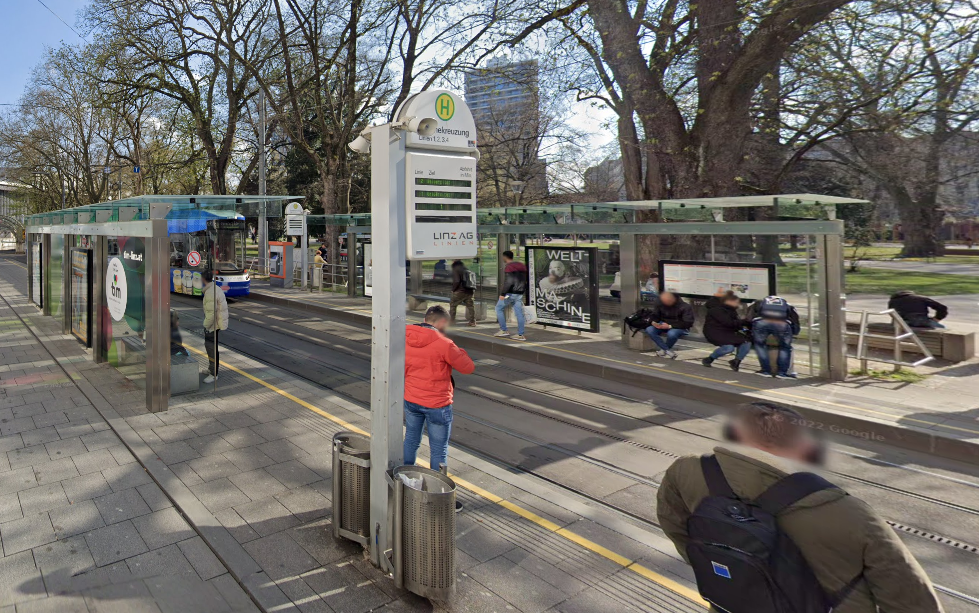 Bei der Haltestelle Volksgarten stieß der Randalierer einen anderen Fahrgast aus der Bim. (Archivbild)
