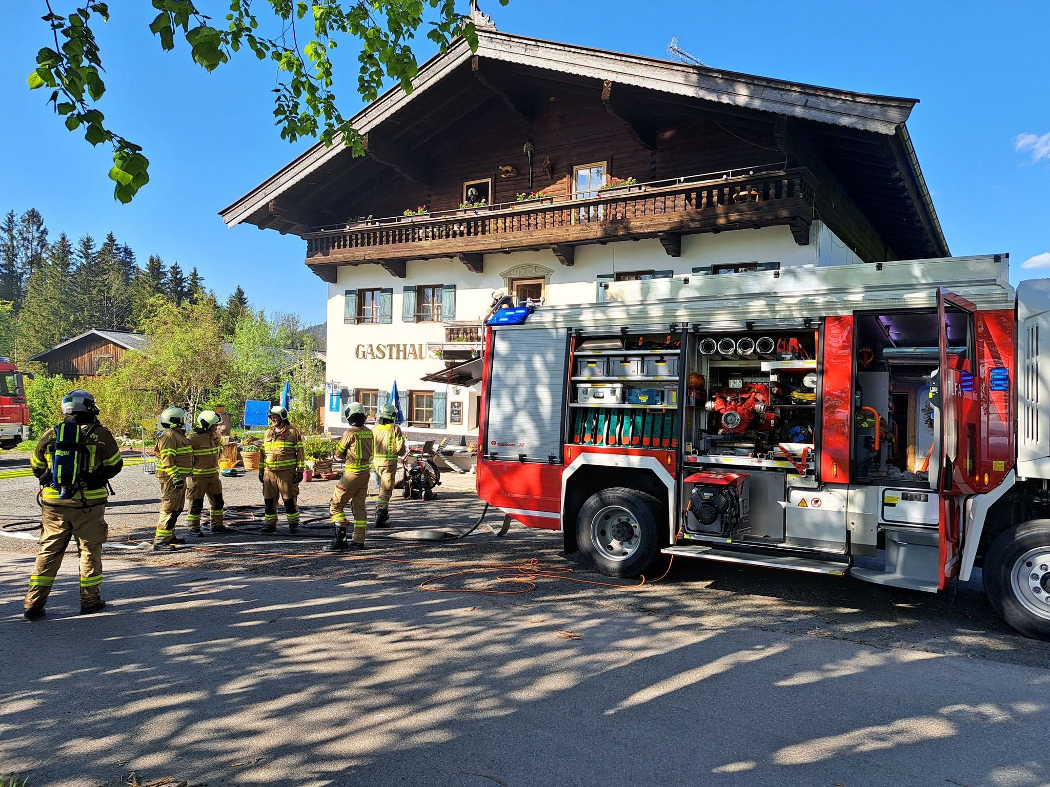Die Feuerwehr rückte zur Brandbekämpfung aus.