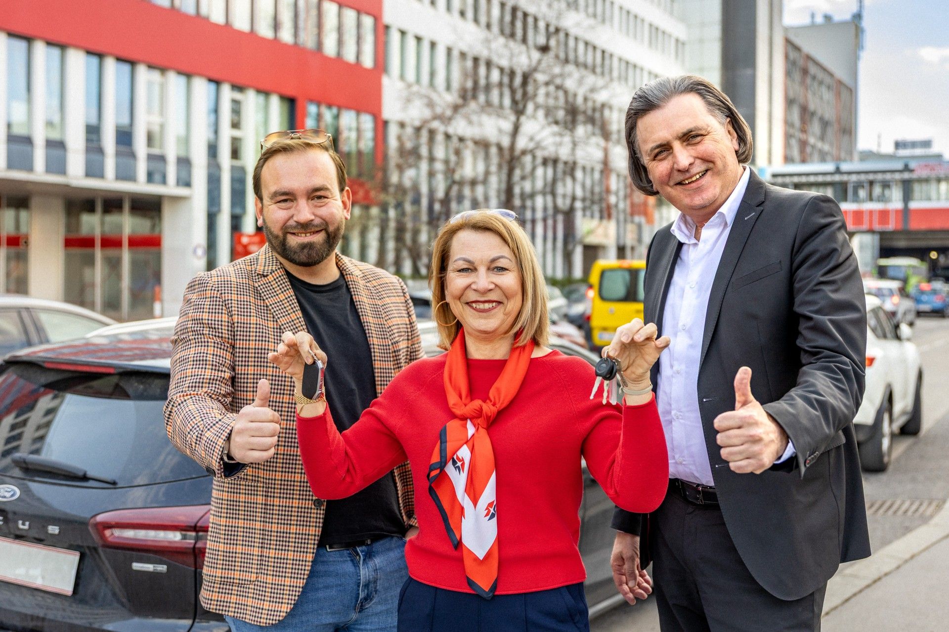 Wiener-Linien-Geschäftsführerin Alexandra Reinagl mit zwei Teilnehmern der Auto-Wette.