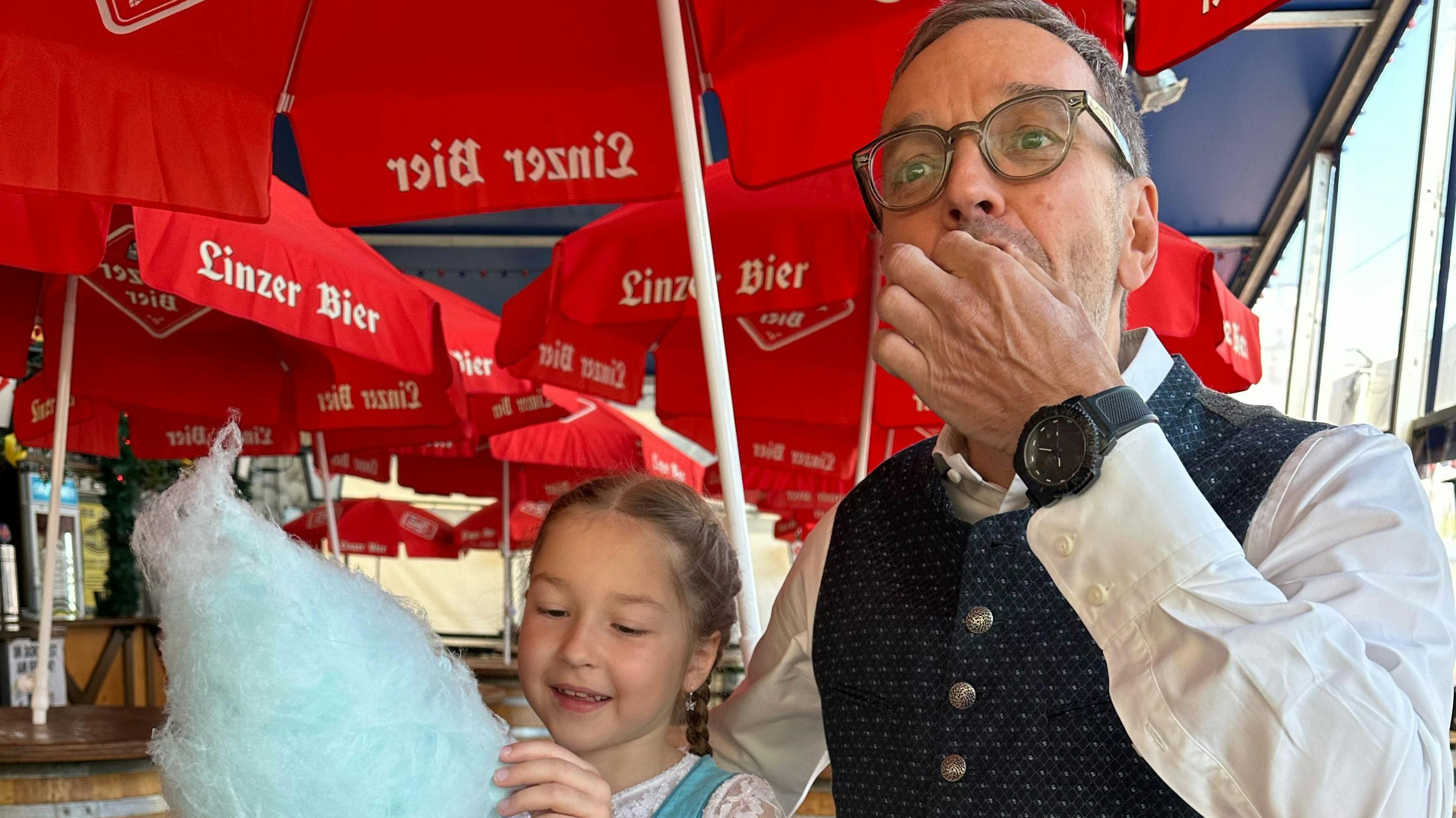 FPÖ-Chef Herbert Kickl teilt sich mit Magdalena eine Portion blauer Zuckerwatte.