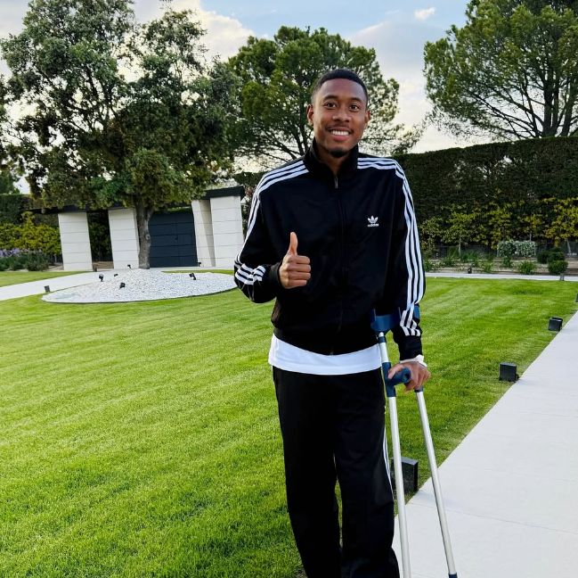 David Alaba kann nach seiner neuerlichen Knie-OP schon wieder lächeln.