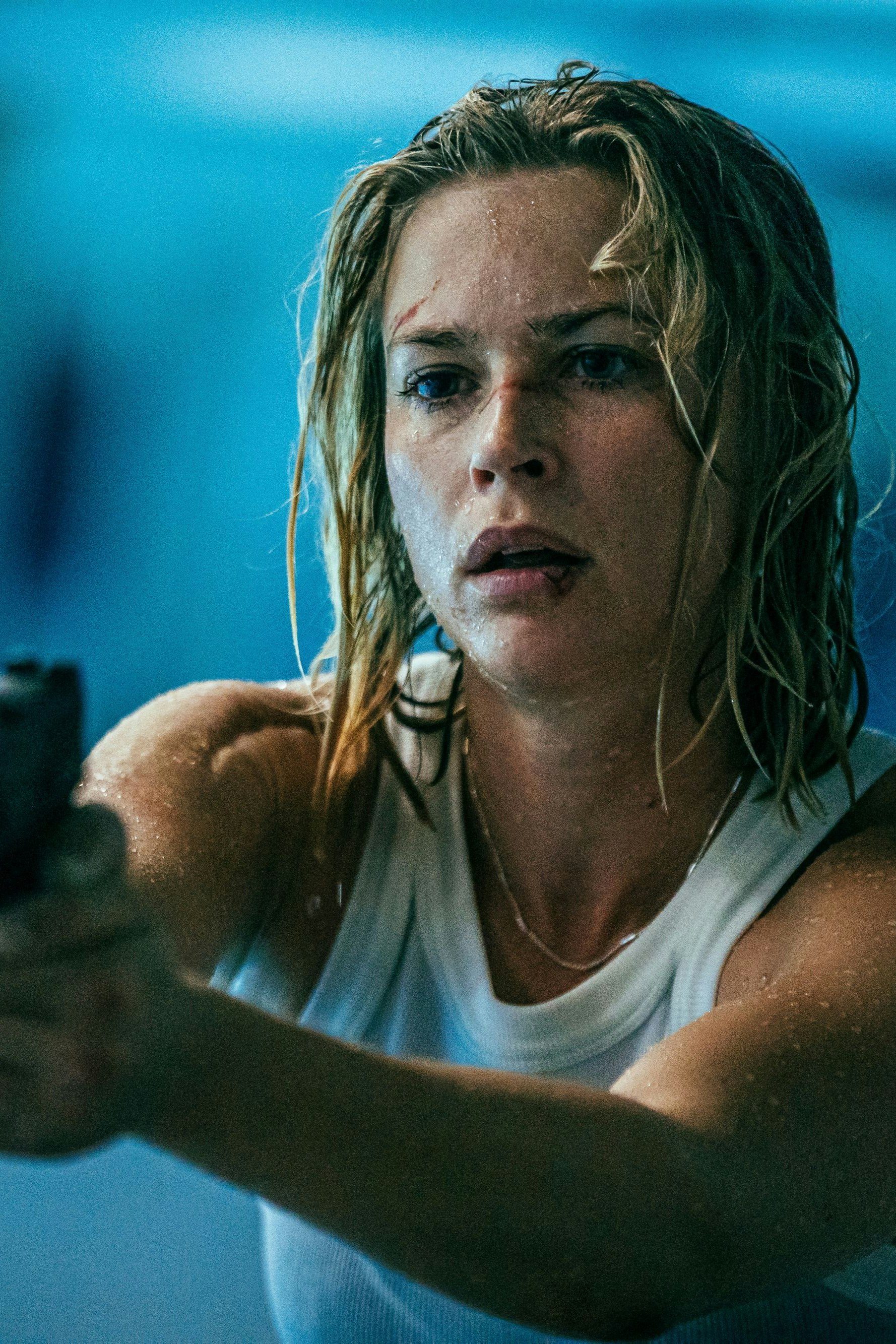 Macht sich in der alten WU in Wien auf die Suche nach ihrem kleinen Sohn: die ehemalige Elitesoldatin Sara (Jeanne Goursaud) im neuen Netflix-Actioner "Exterritorial"