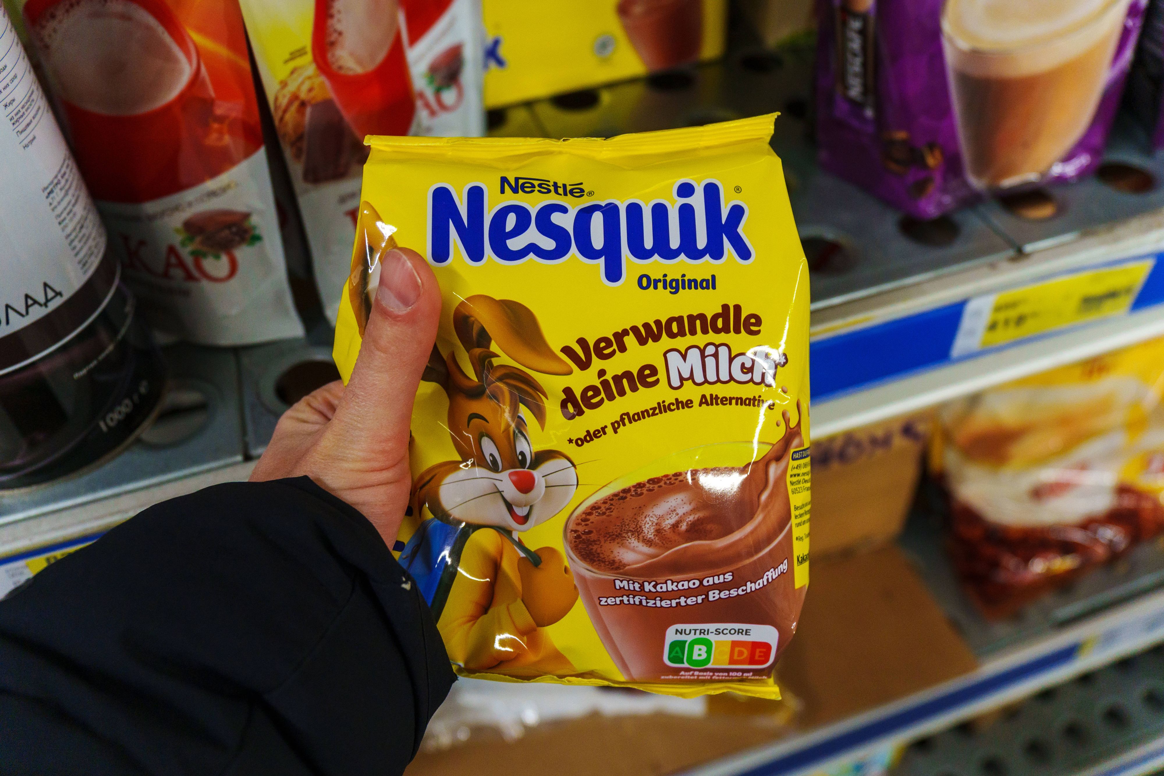 In Mexiko darf der Nesquik-Hase nicht mehr auf der Packung erscheinen, weil Maskottchen für zuckerreiche Produkte verboten sind, um Kinder zu schützen und Fettleibigkeit zu bekämpfen.