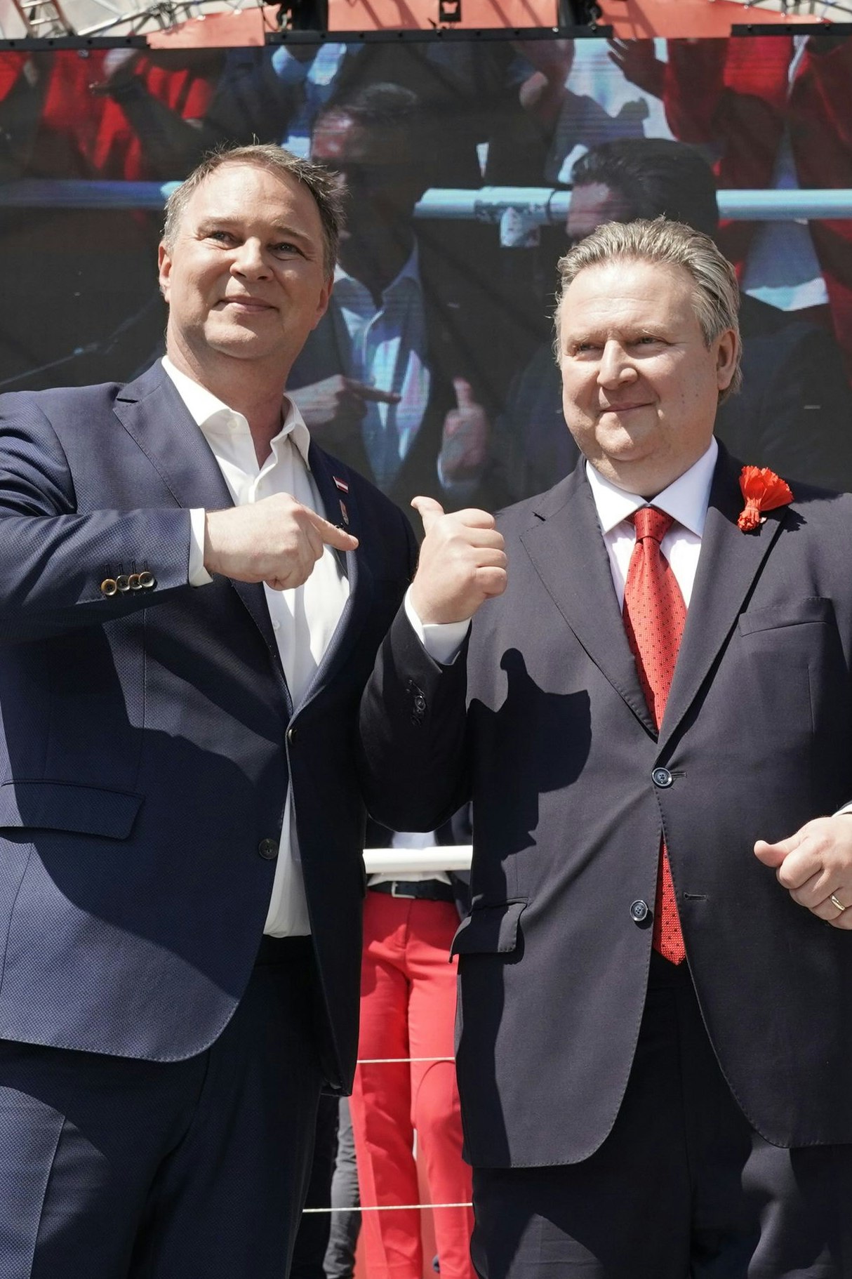 Und wem von euch zwei fehlen die Zwischenrufe von Hans Peter Doskozil mehr? Andreas Babler, Michael Ludwig am Rathausplatz