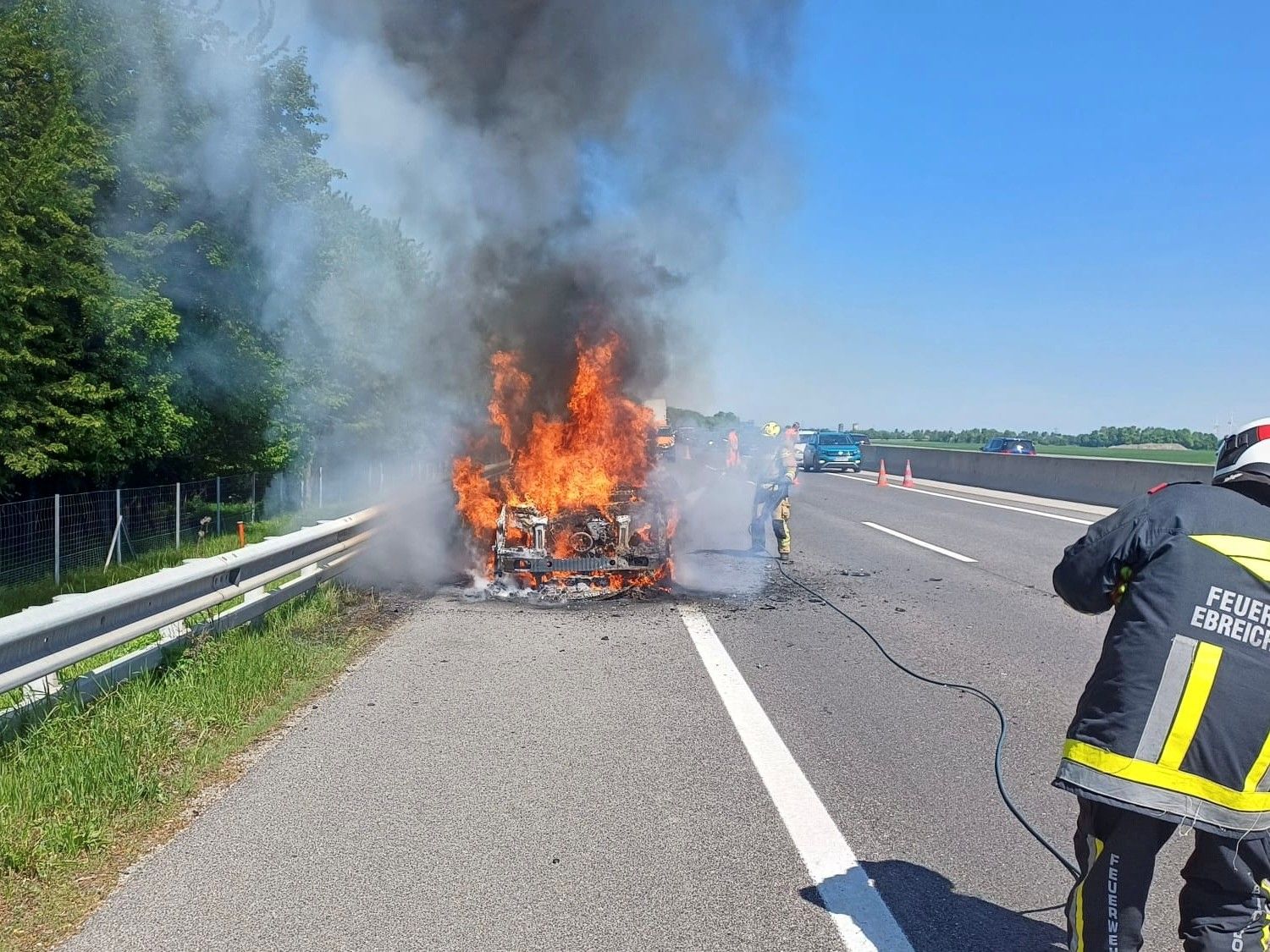Ein Geländewagen brannte vollständig aus. 